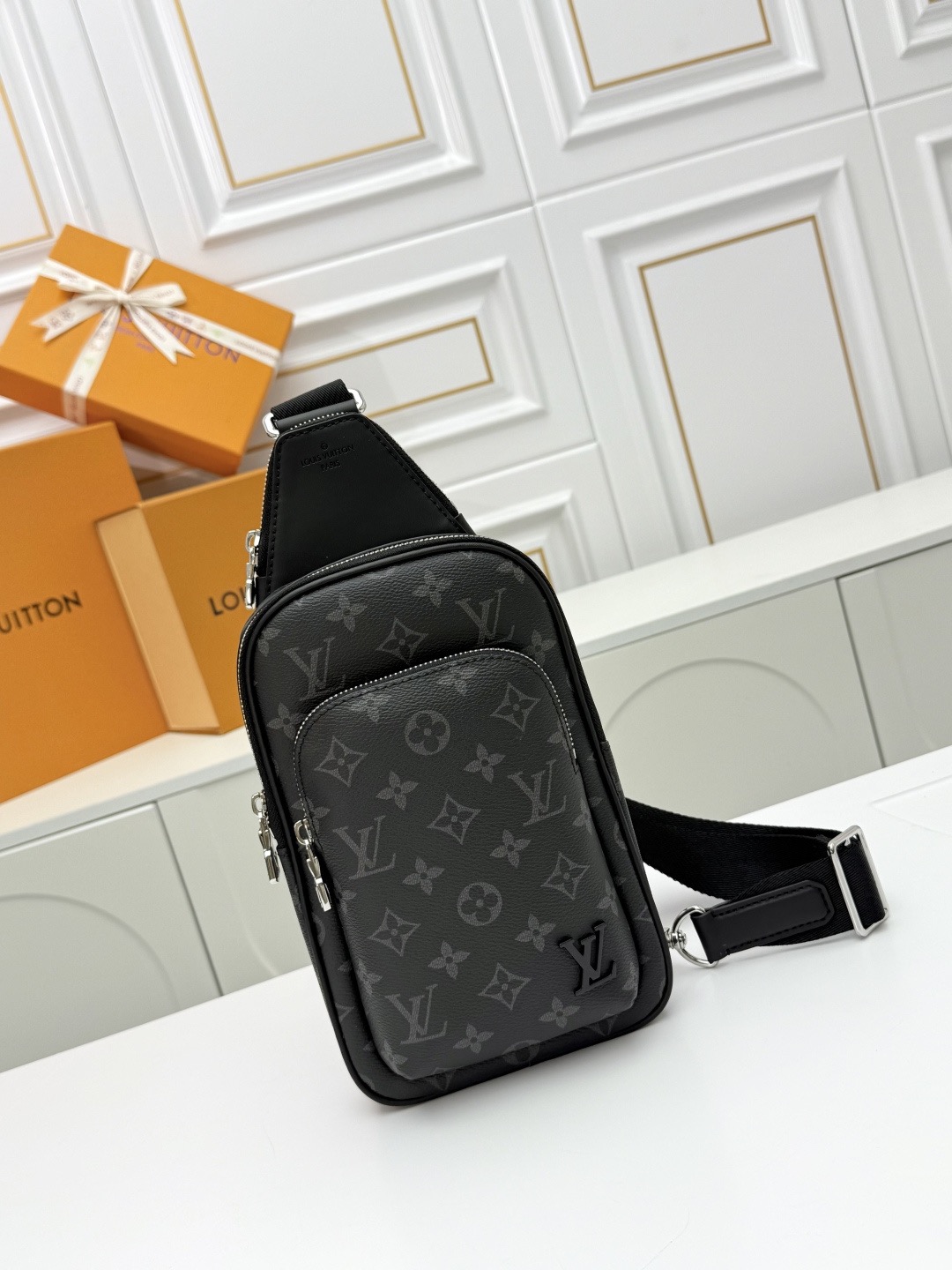 L X V Avenue M47137 Size：33*16*5.7CM