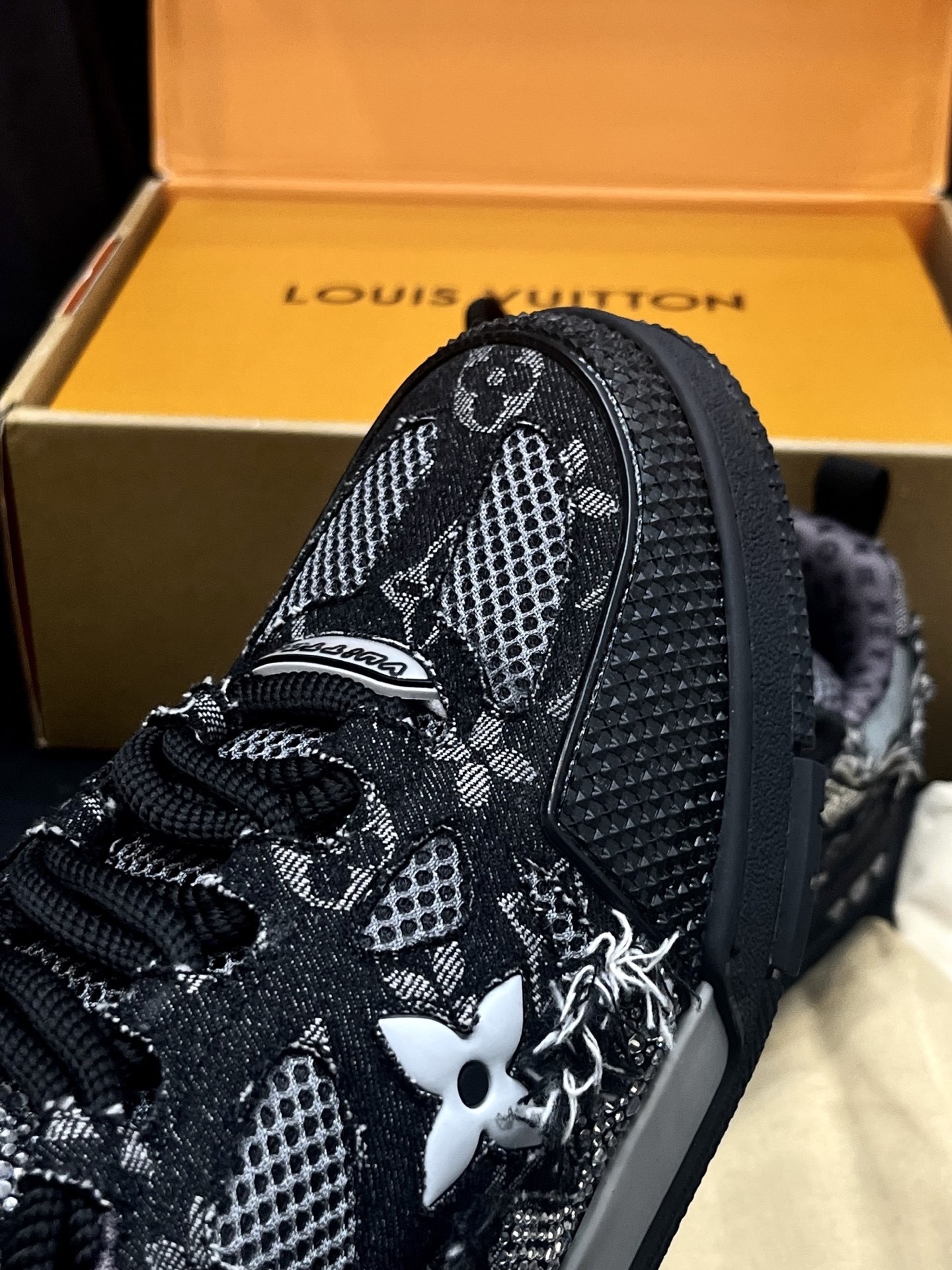 L X V SKATE sneakers detail 4