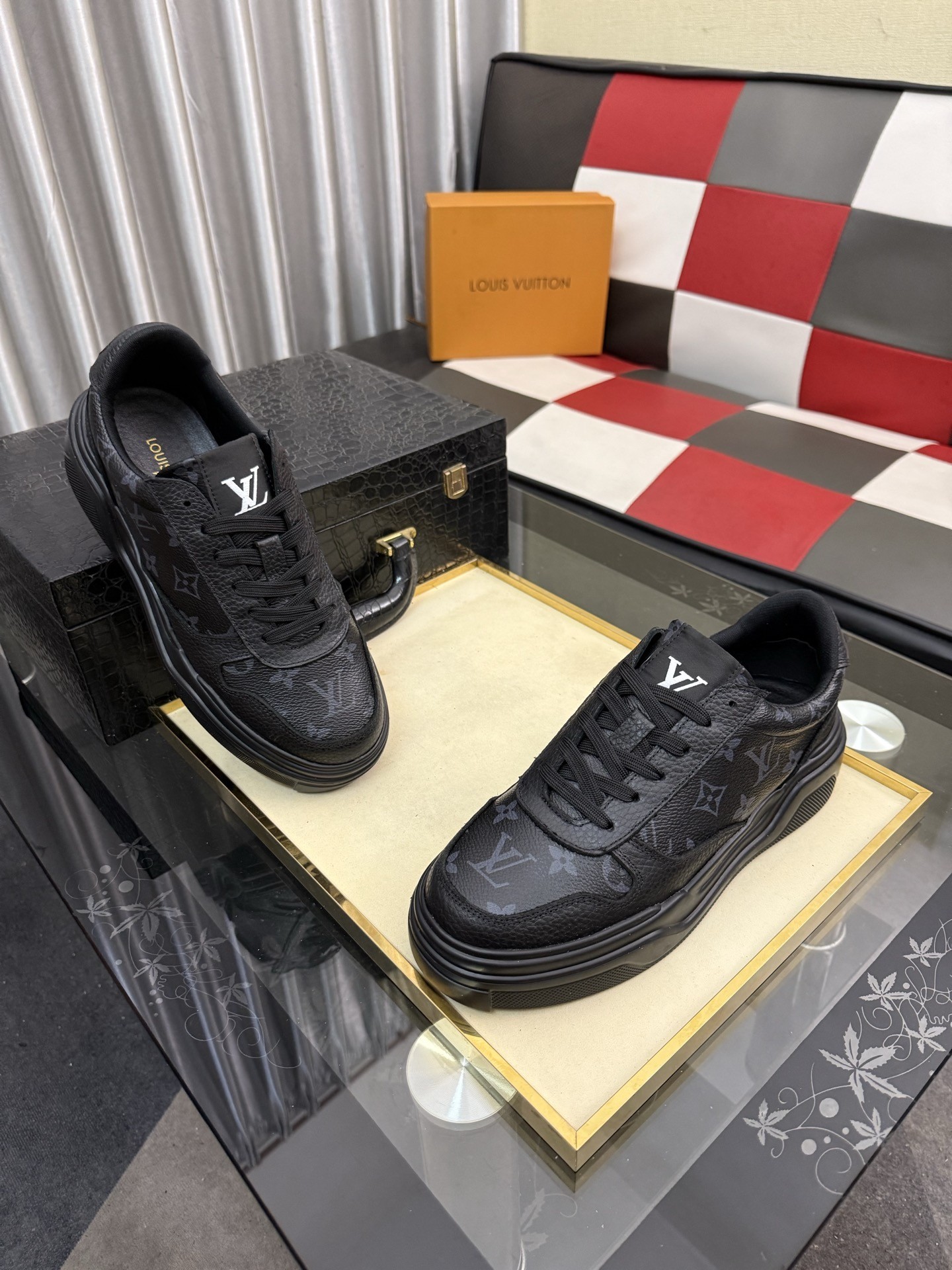 L X V Sneakers detail 3
