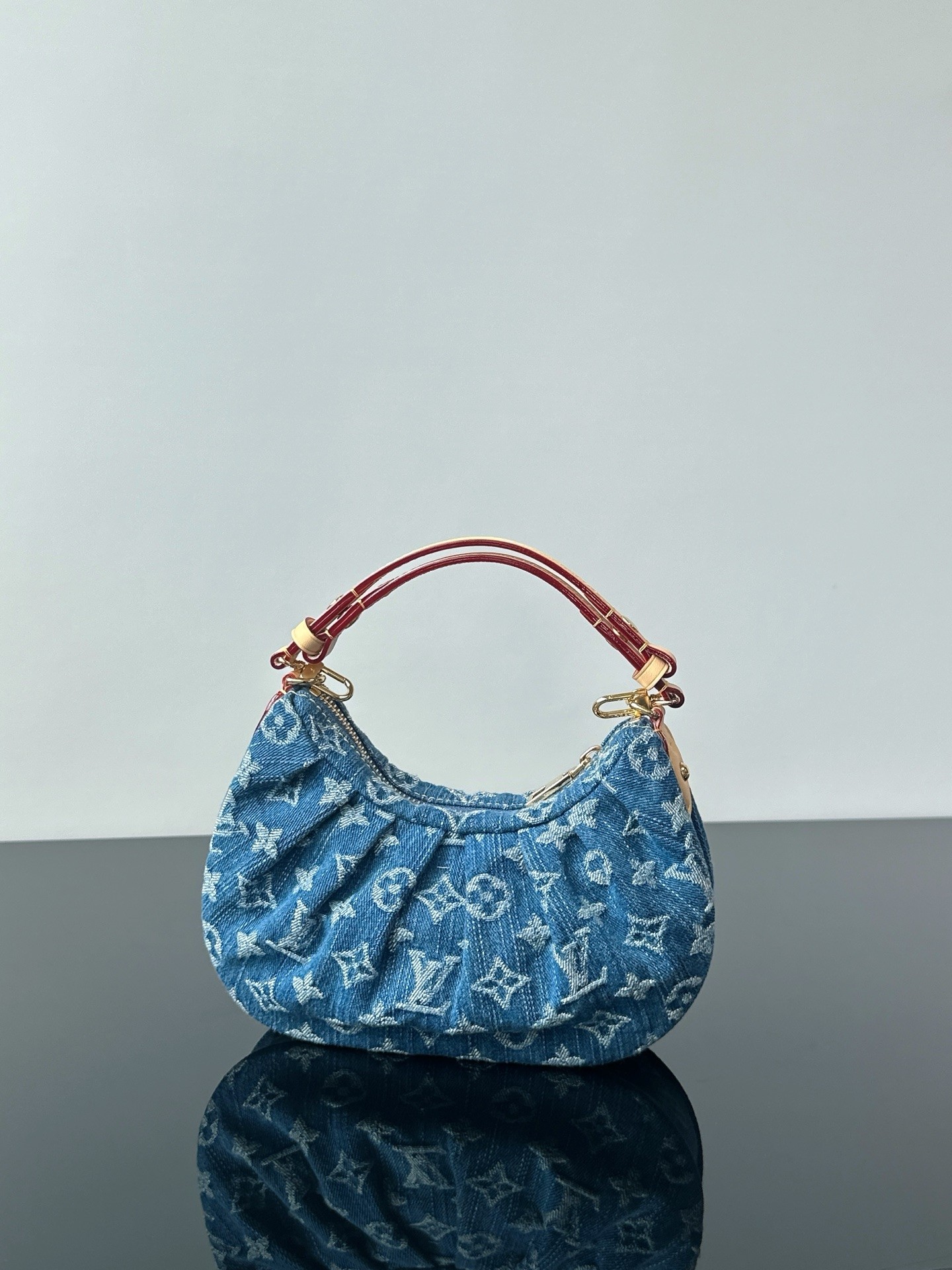 L X V Pochette Valley Size：21x7x15cm