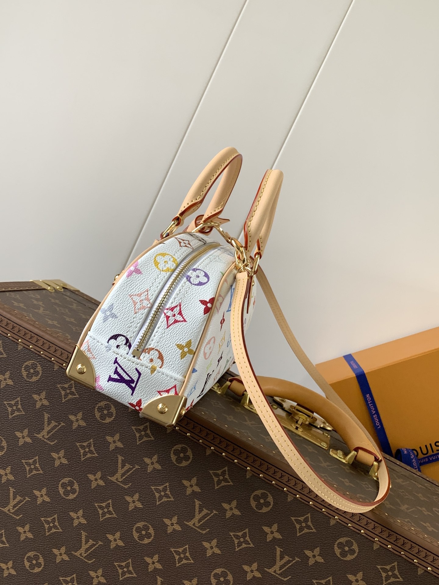 L X V Handbag East West M13084 Size:14x10x27cm detail 2