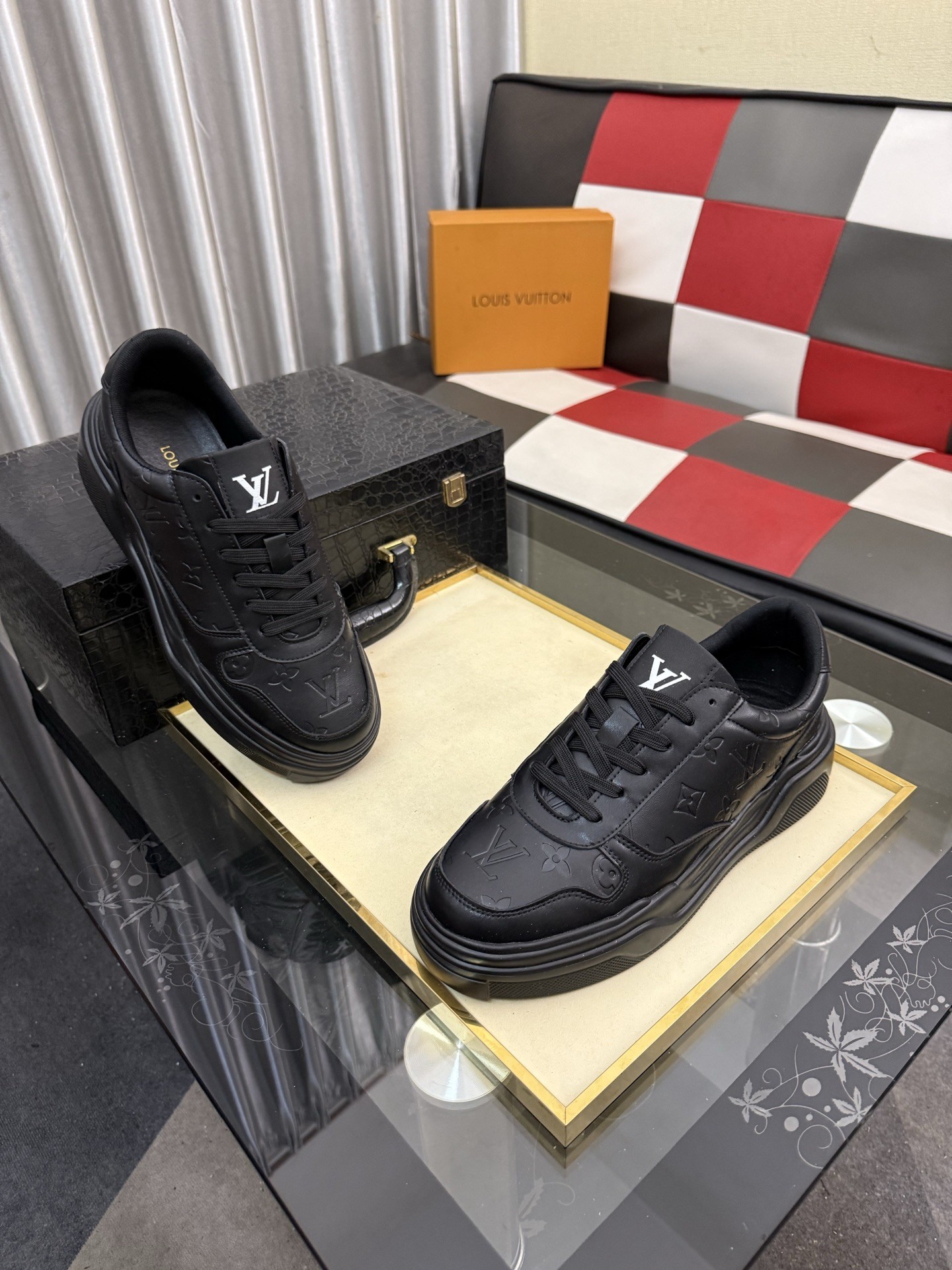 L X V Sneakers detail 3