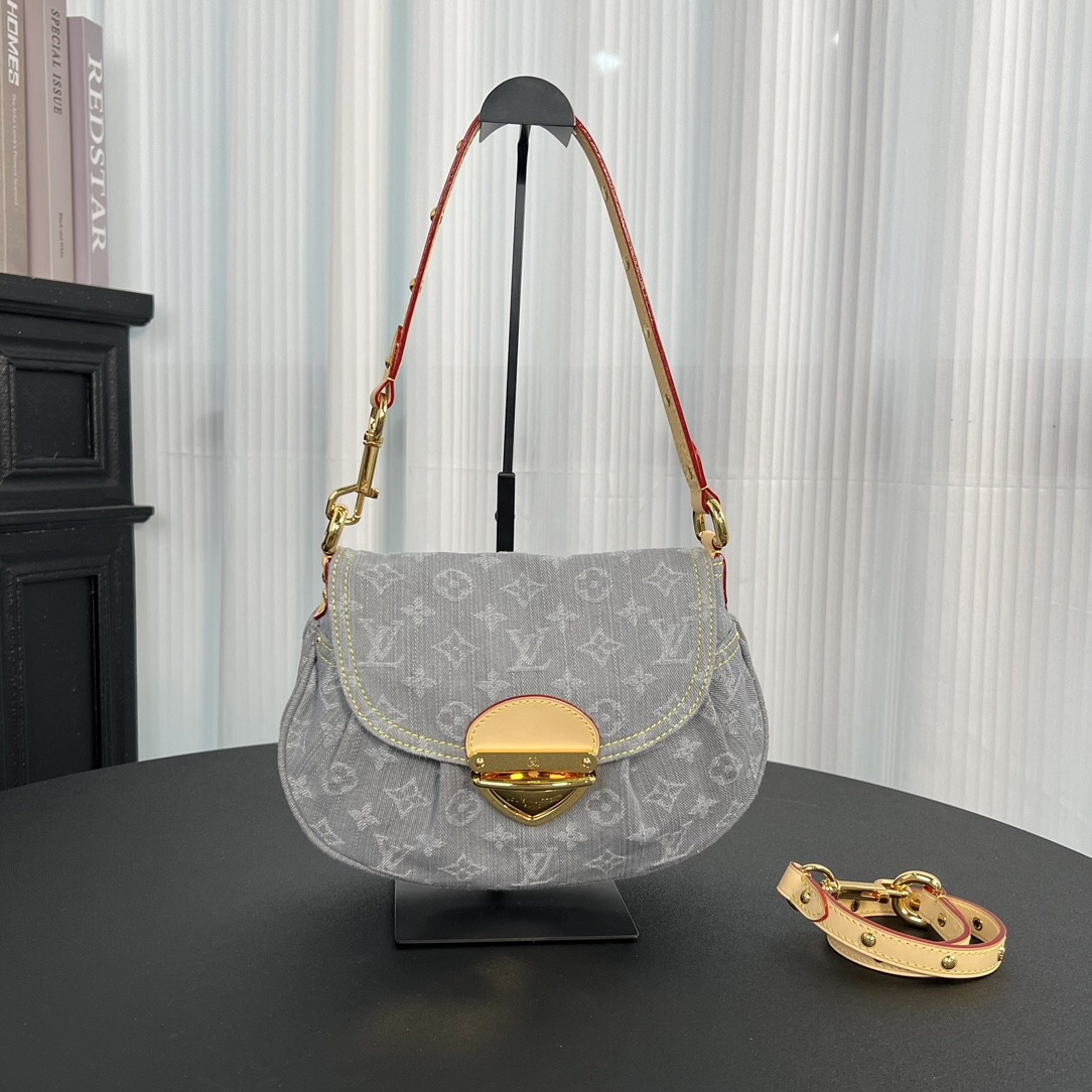 L X V Shoulder bag Size：27x18x3cm