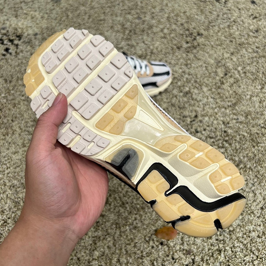 耐克王 Vomero 5白棕 Nike Zoom Vomero 5 复古运动跑步鞋 FD0533-010