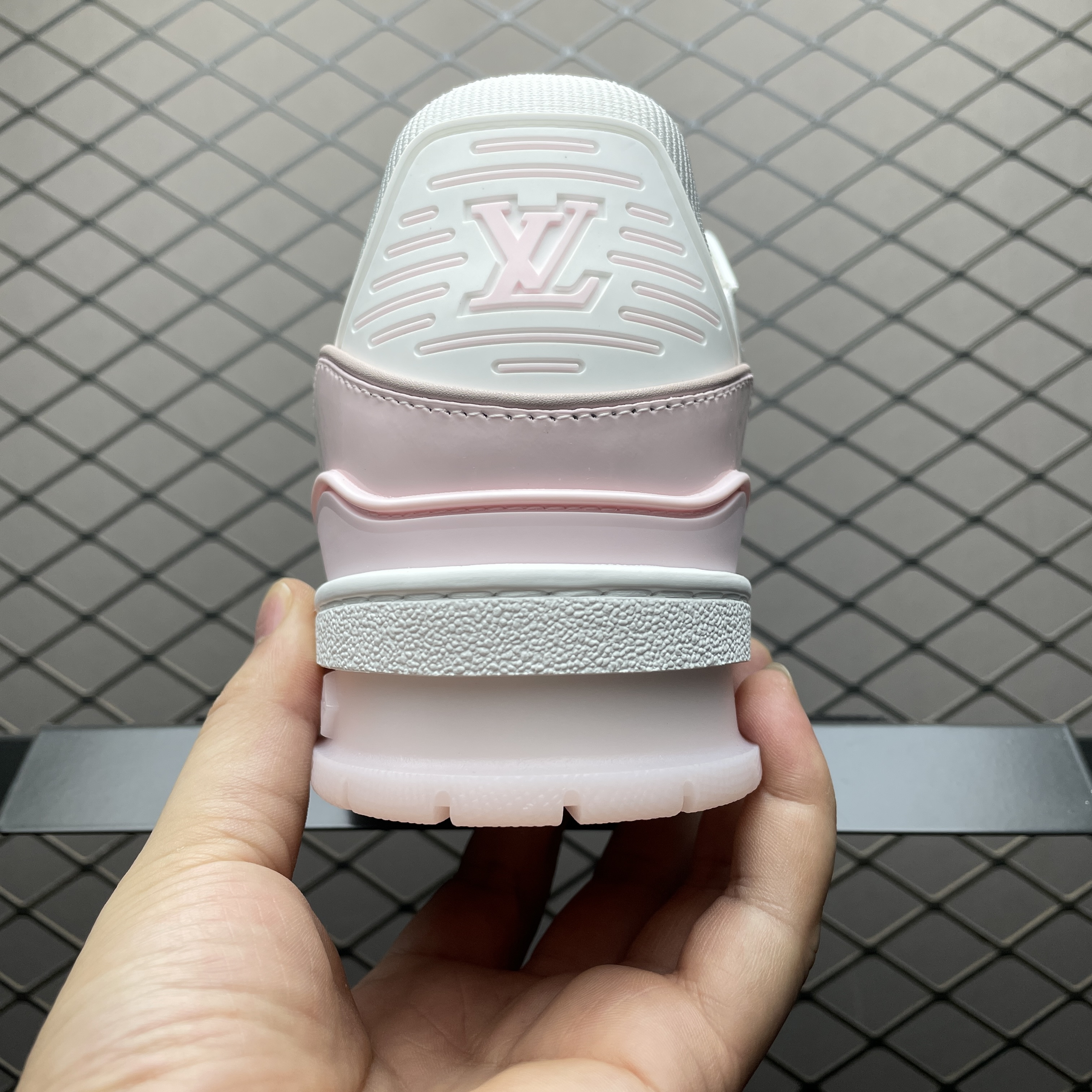 L X V TRAINER Sneaker detail 2