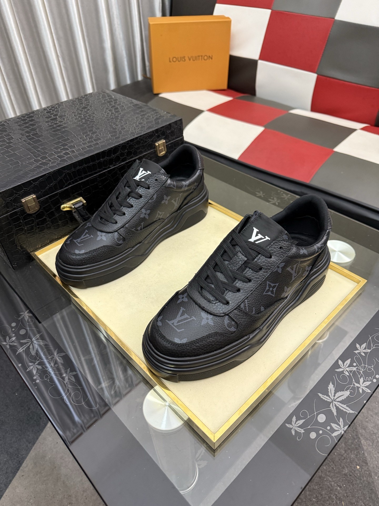 L X V Sneakers