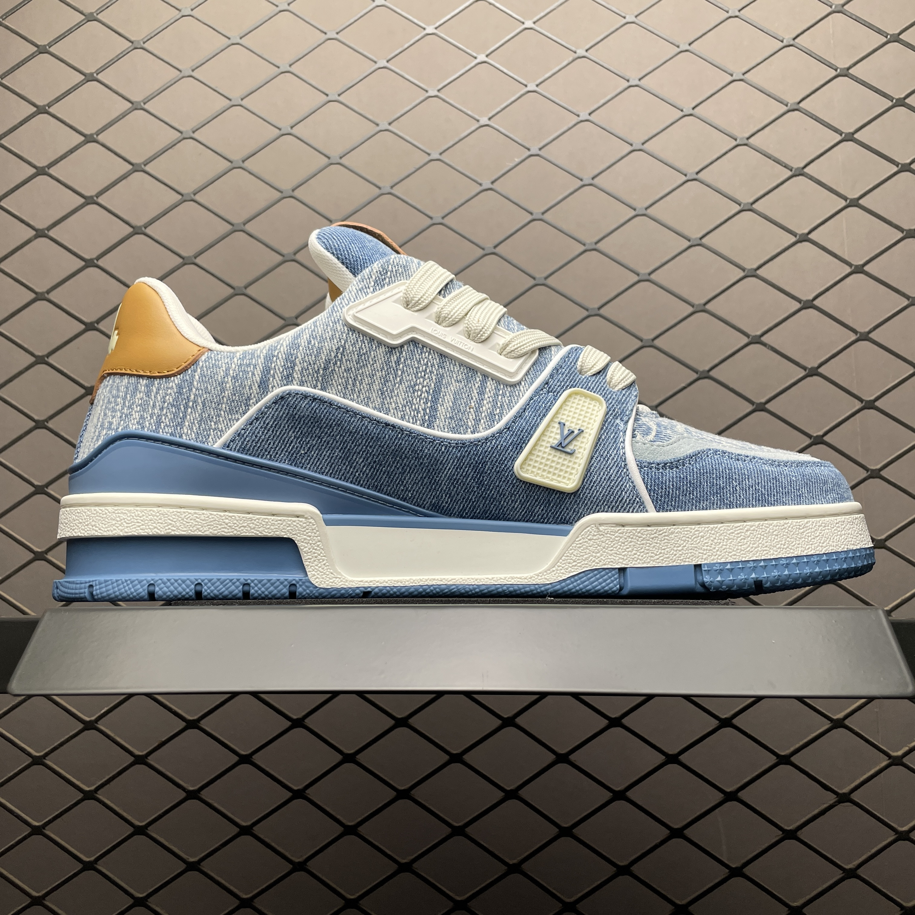 L X V TRAINER Sneakers detail 3