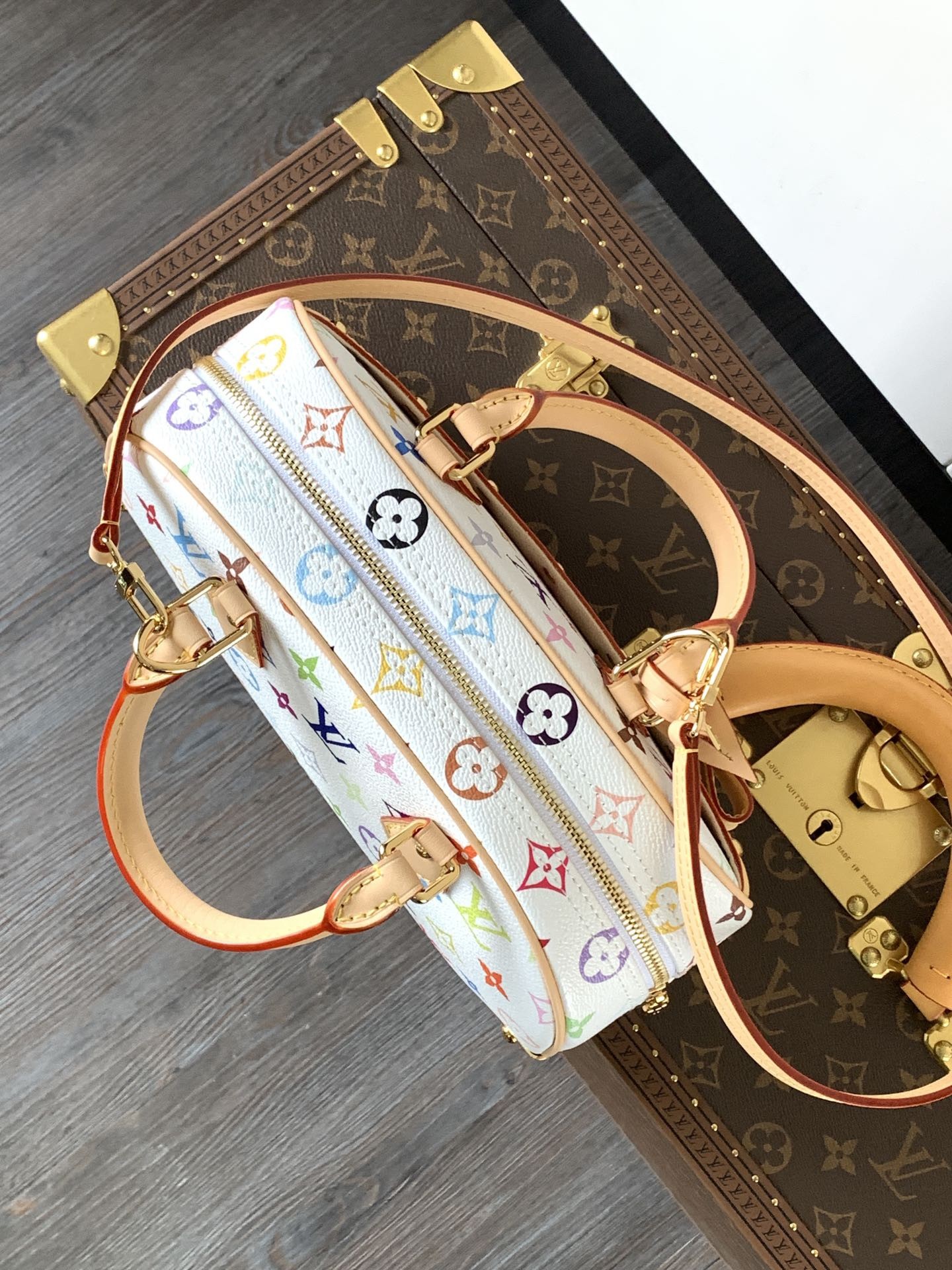 L X V Handbag East West M13084 Size:14x10x27cm detail 6