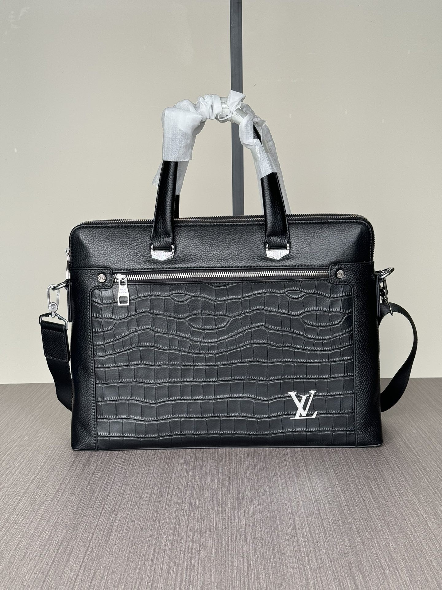 L X V Briefcase Size：39x29x7cm