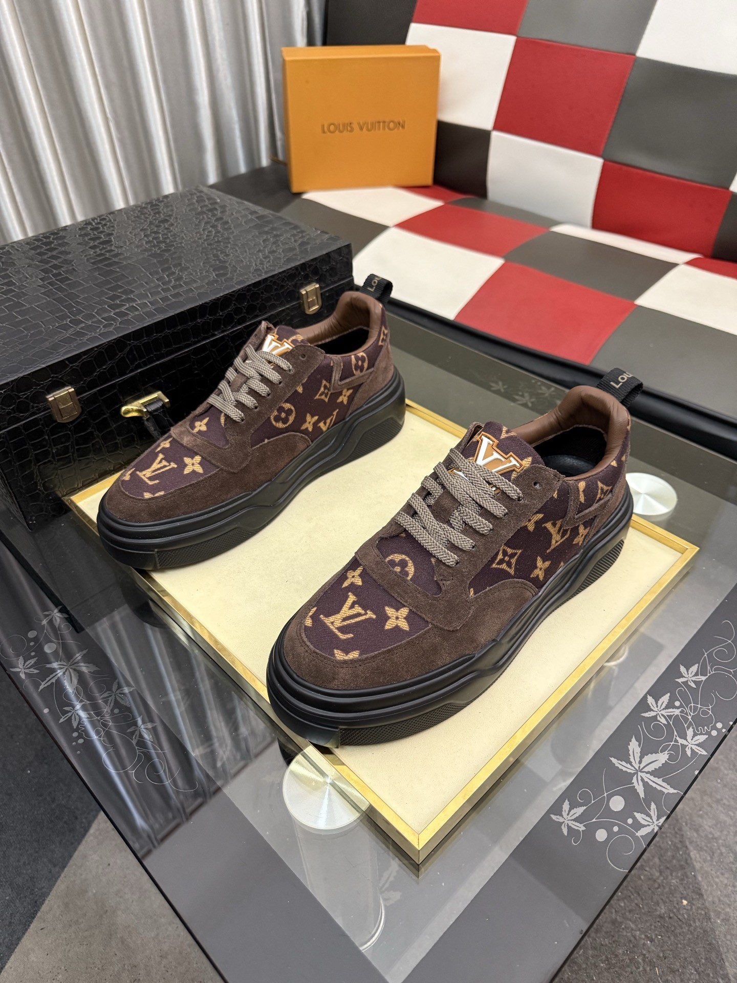 L X V Sneakers