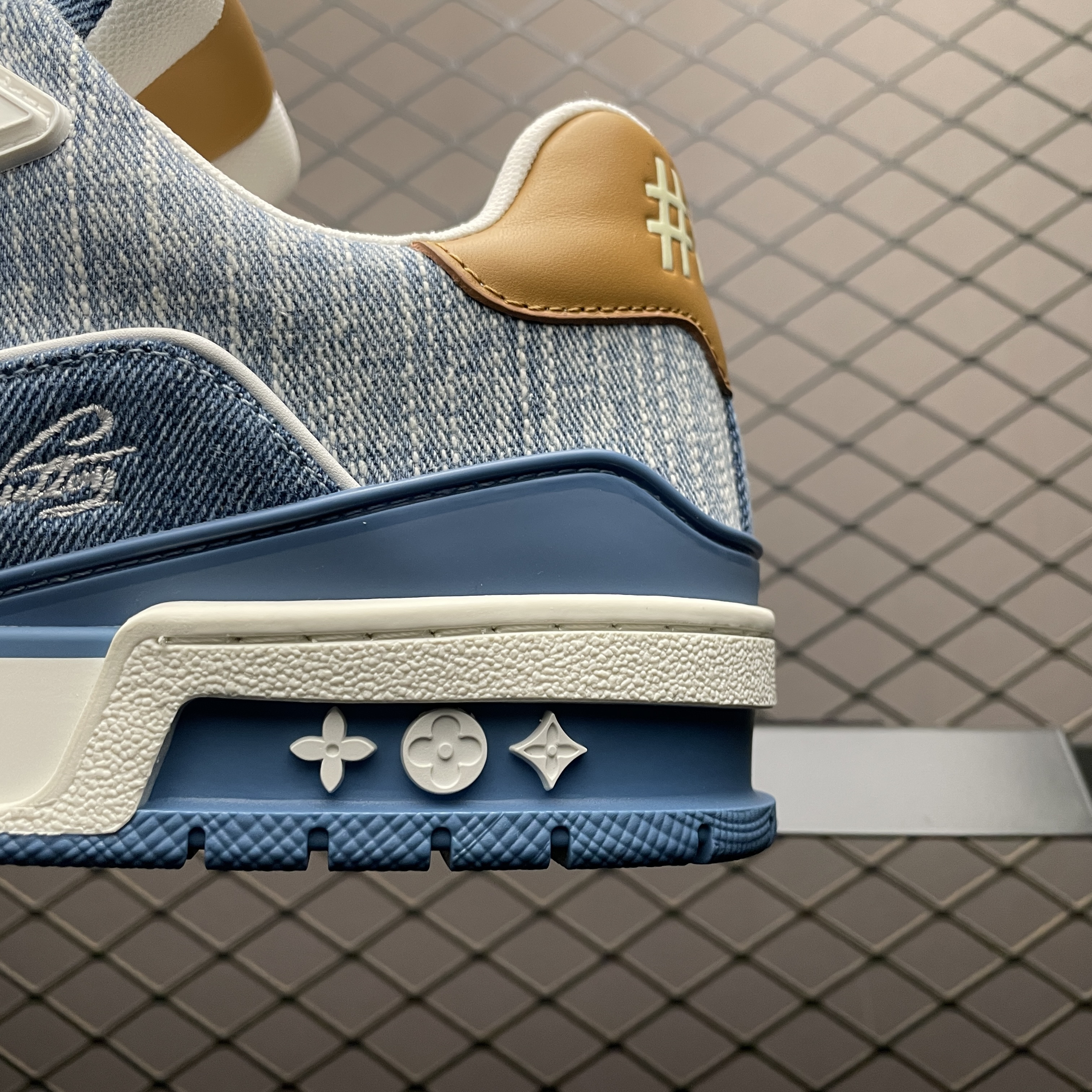 L X V TRAINER Sneakers detail 4