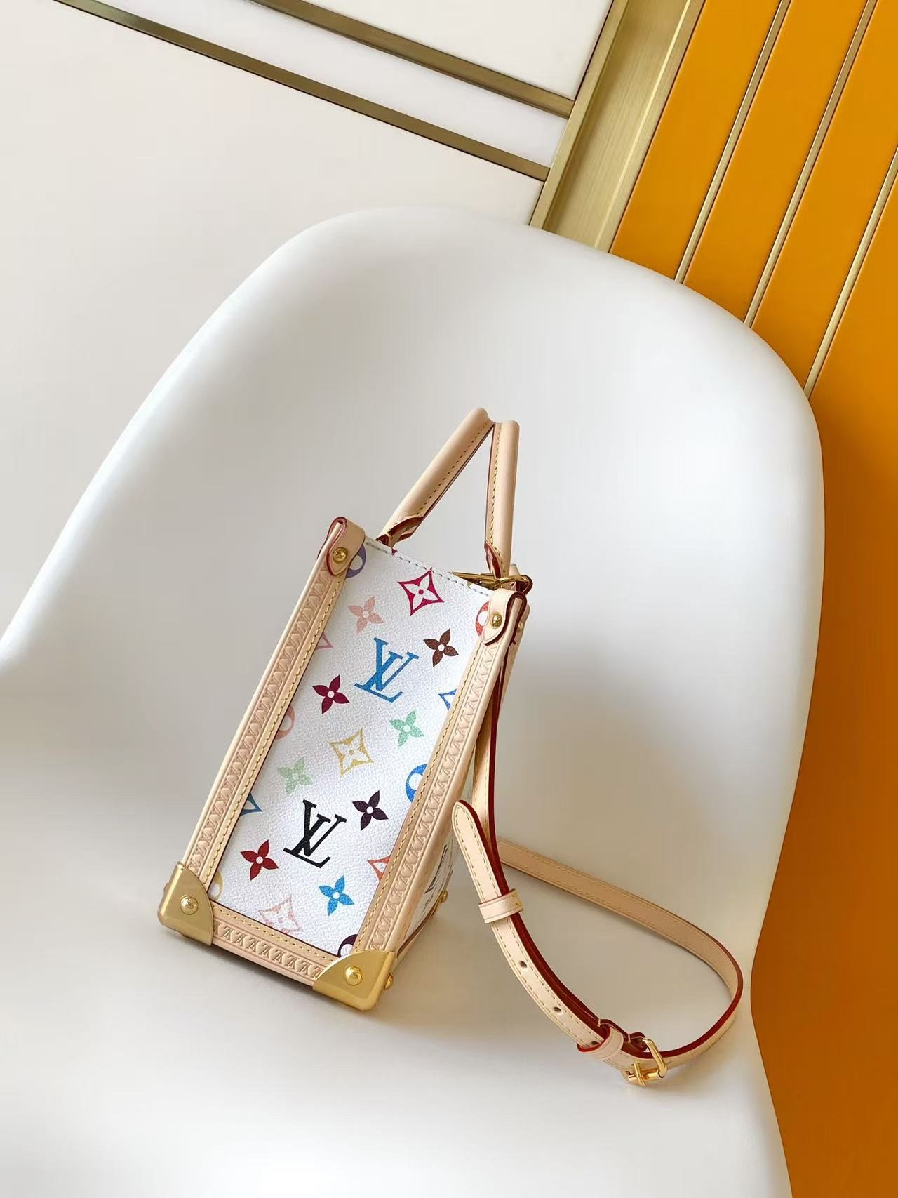 L X V x TM ONTHEGO M27580 Size:25x19x11.5cm detail 3