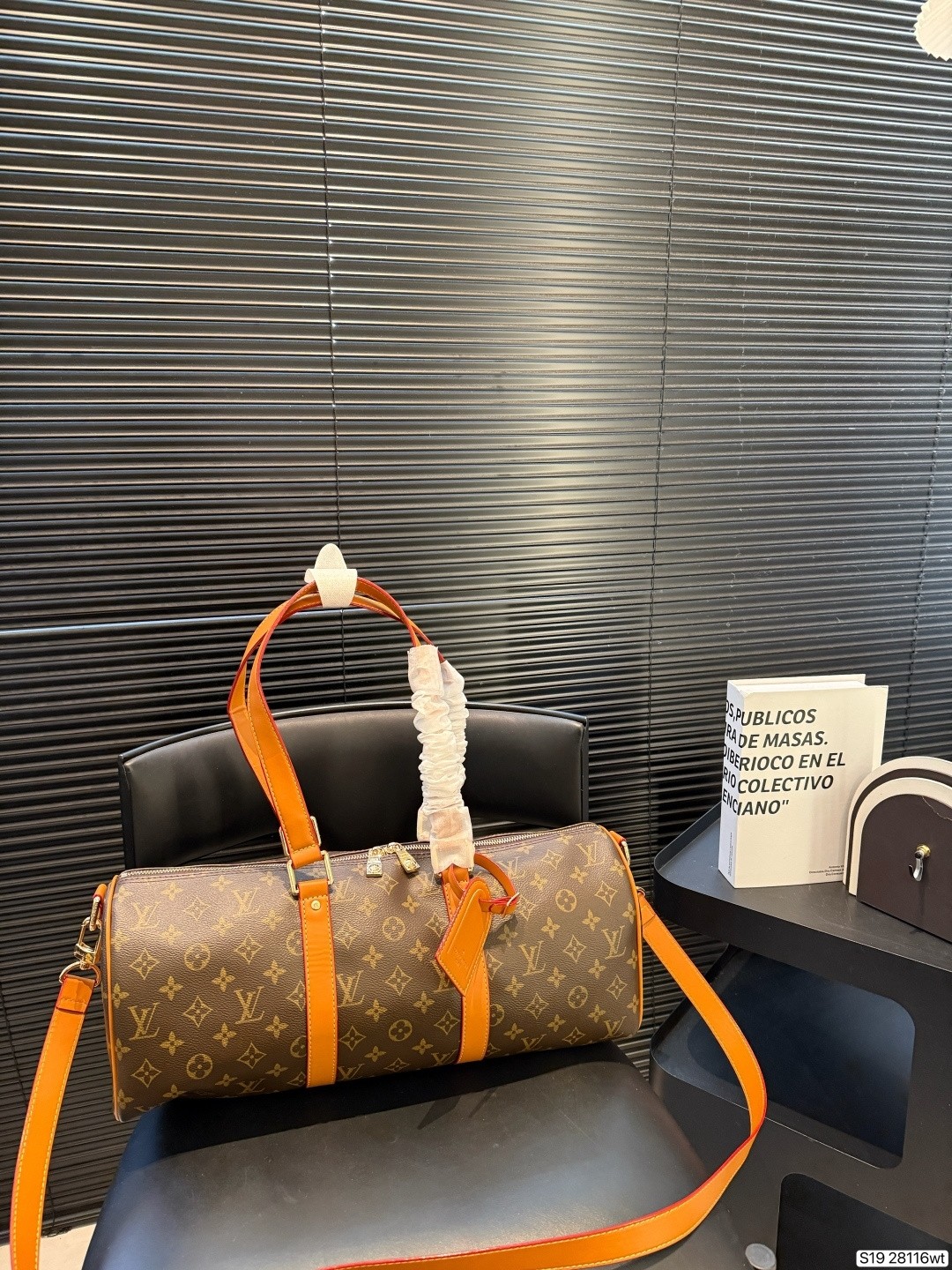L X V Shoulder bag Size：43x18cm