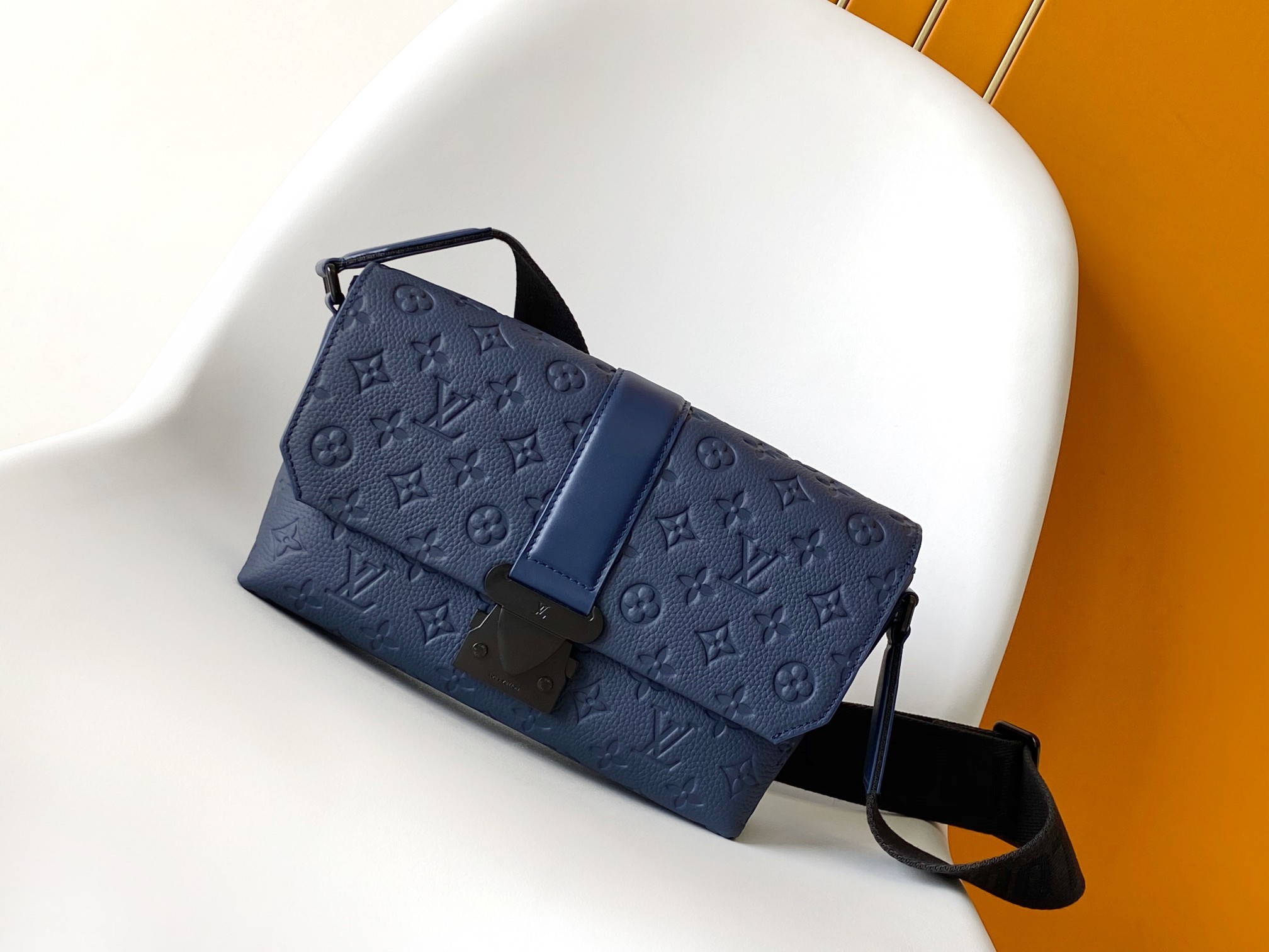 L X V Messenger Bags M11692 Size：28x16x10cm