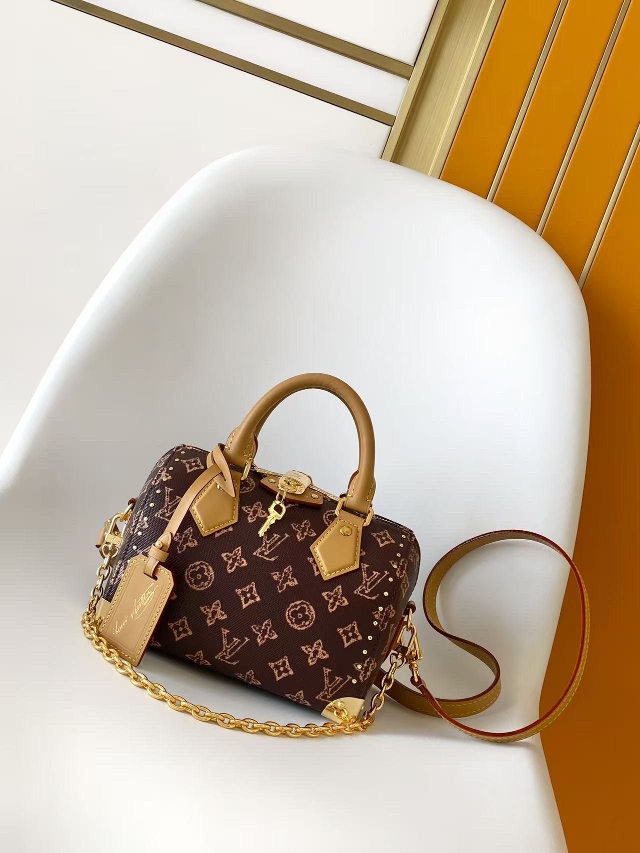 L X V Speedy Trunk 20 M28102 Size：20.5x13.5x11cm
