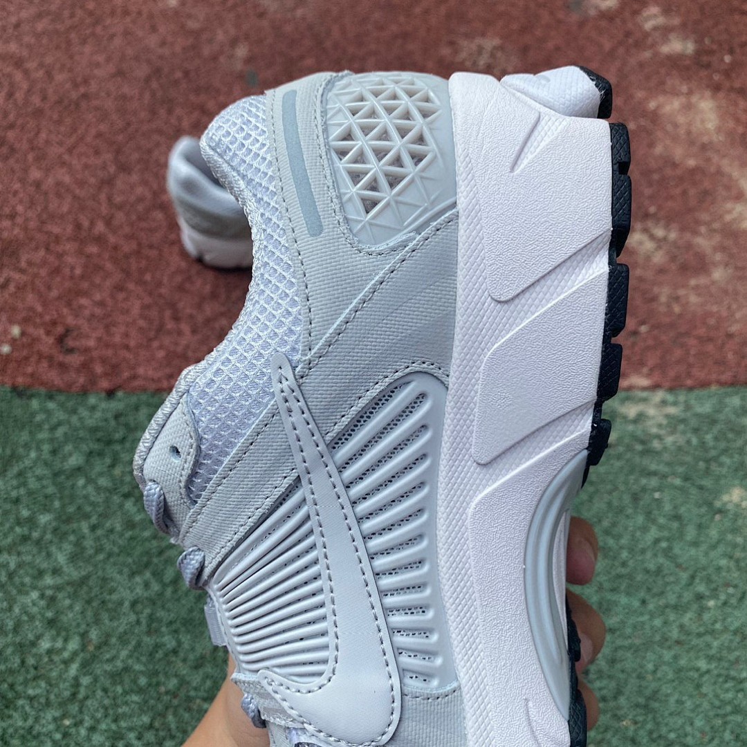 Zoom Vomero 5白灰 Nike Air Zoom Vomero 5防滑耐磨女款 低帮跑步鞋 bv1358-001