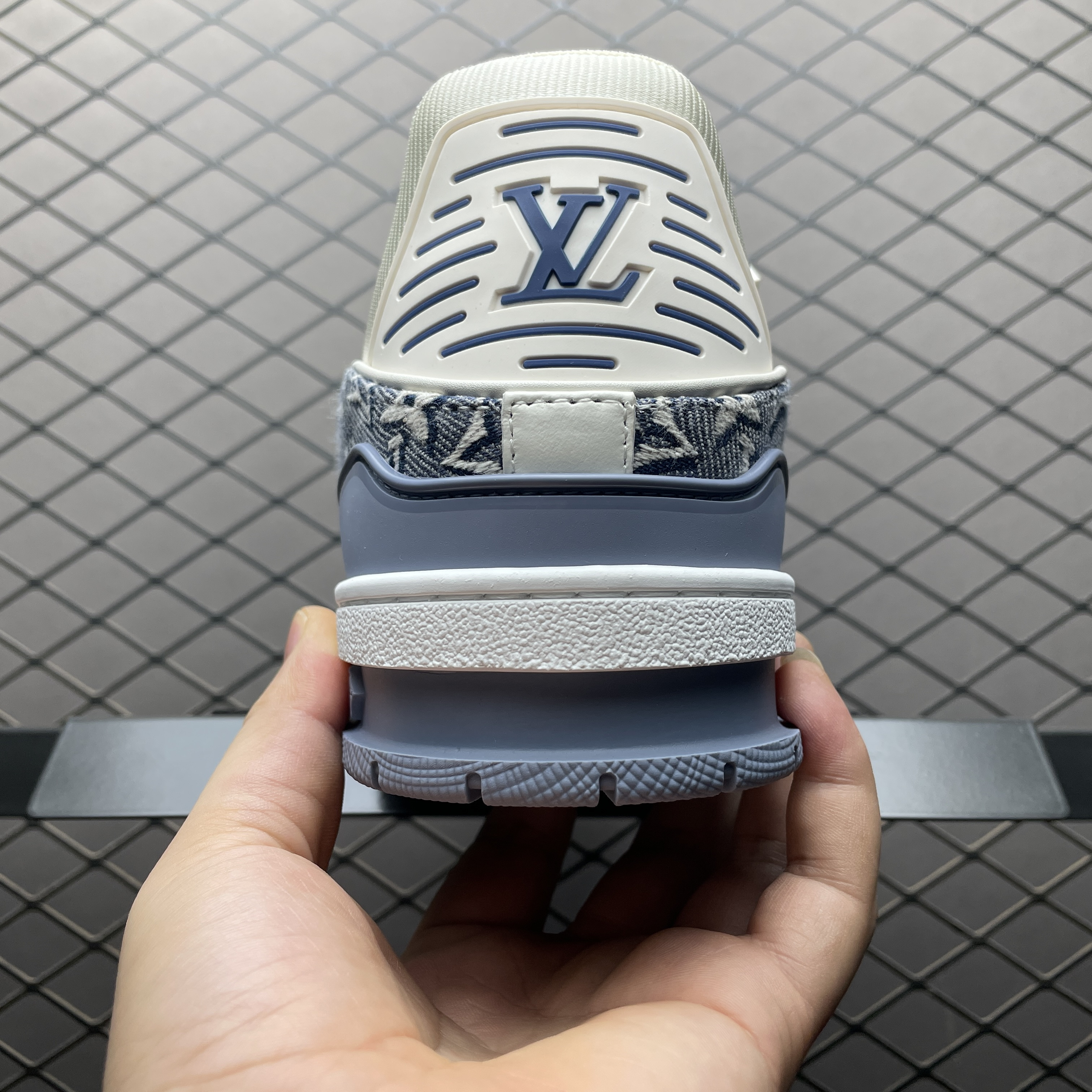 L X V TRAINER Sneakers detail 2