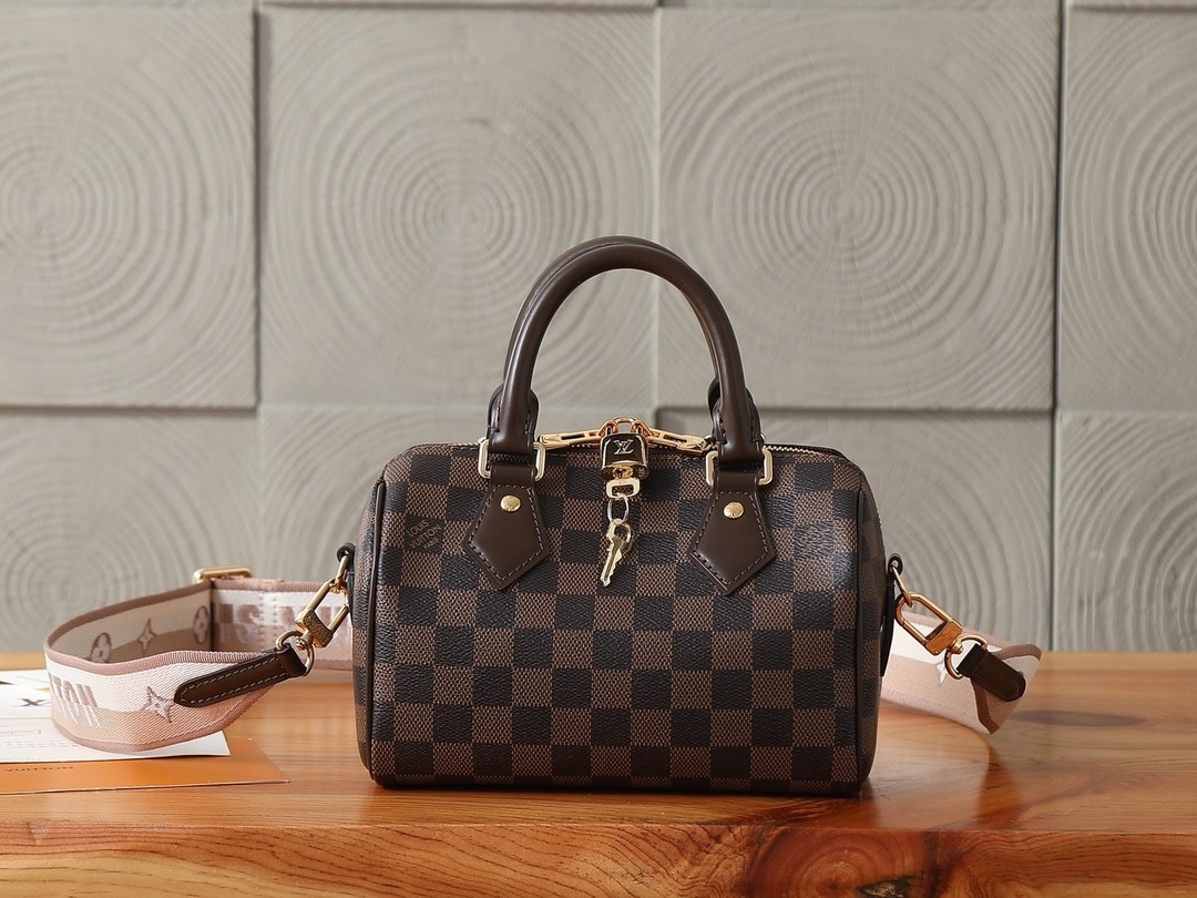 L X V Speedy Bandouli&egrave;re 20 N40489 Size：20.5x13.5x12cm