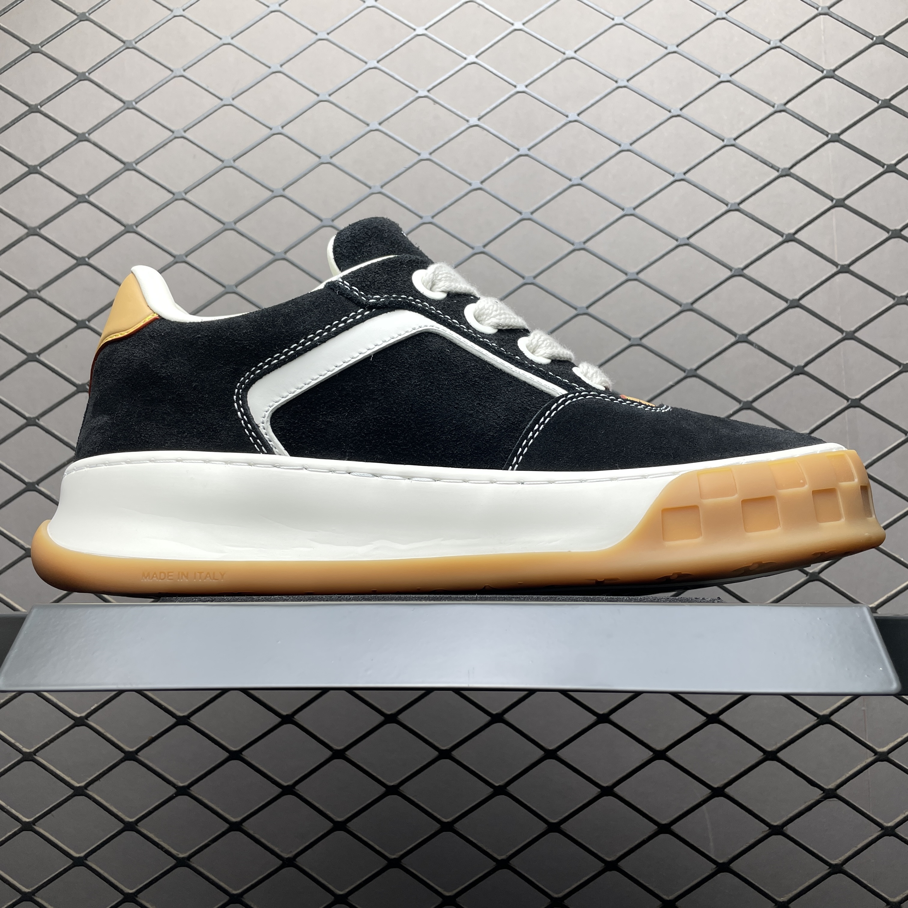 L X V Casual shoes detail 3