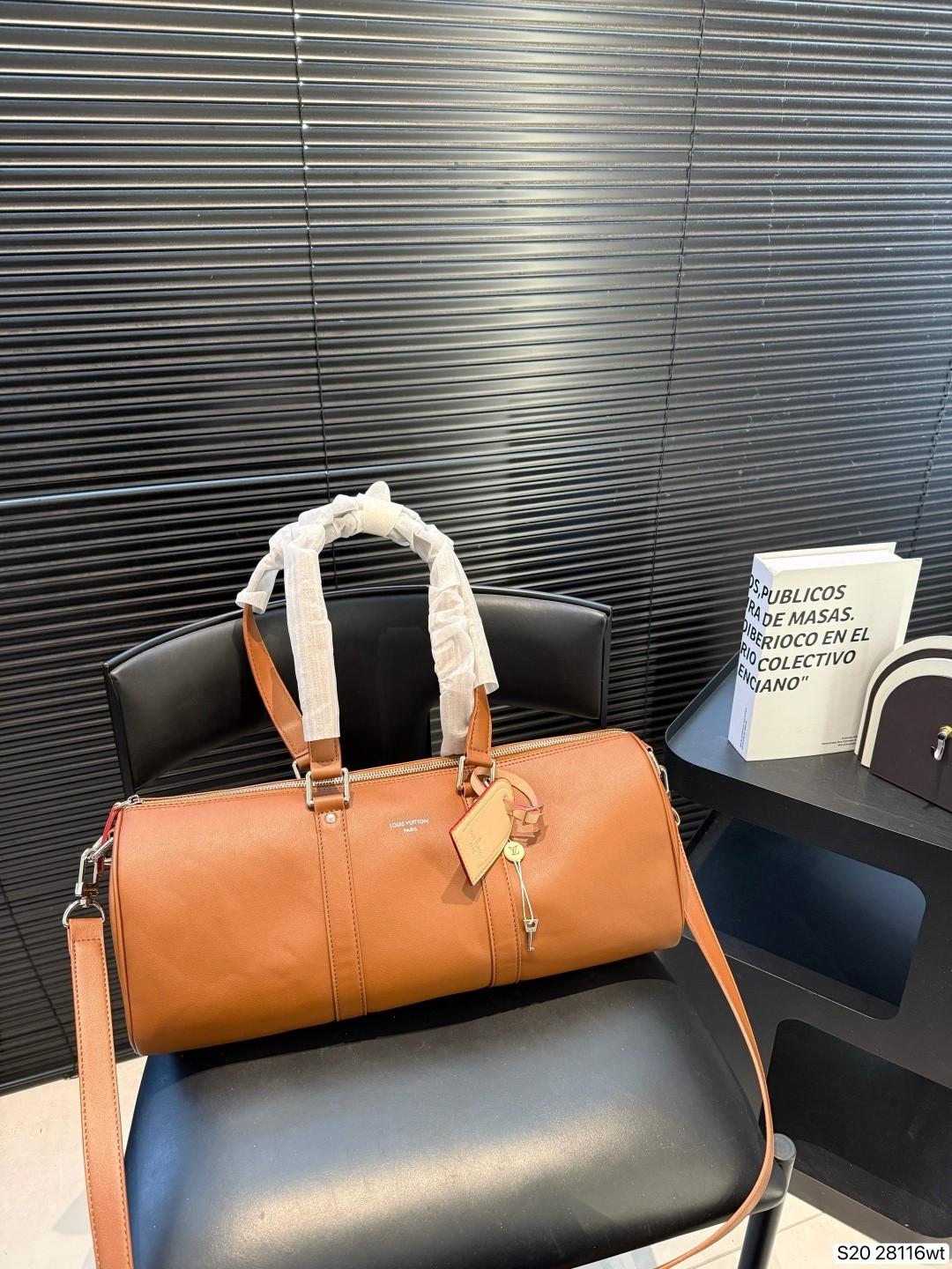 L X V Shoulder bag Size：43x18cm