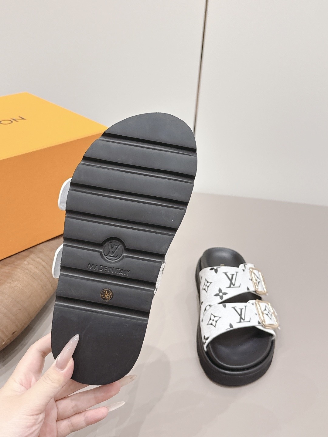 L X V SLIPPERS(Multiple colors) detail 12