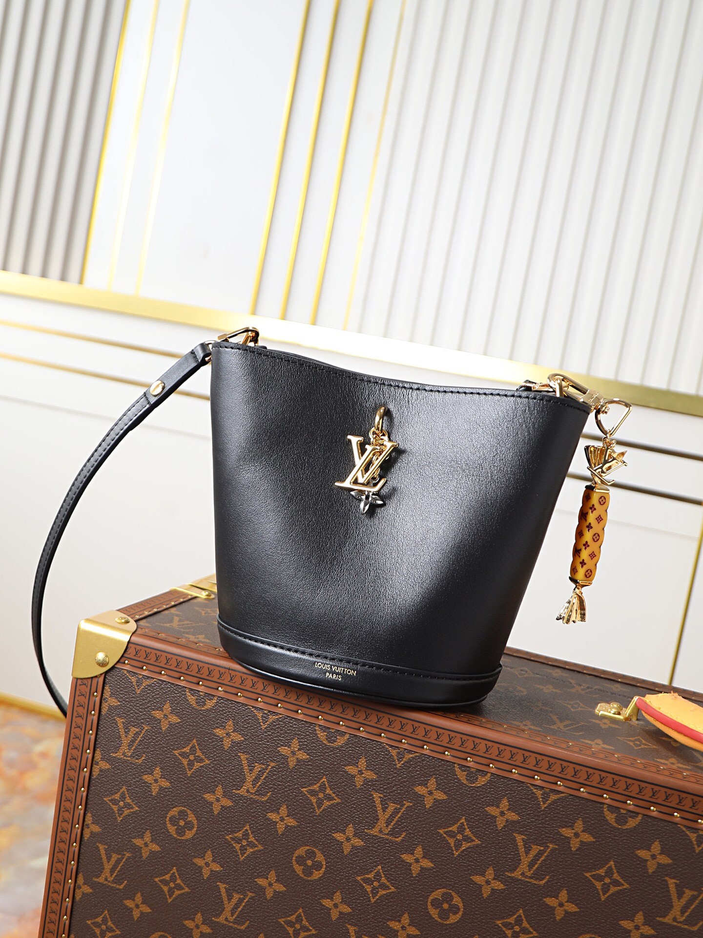 L X V Bloom Mini Hobo M27260 Size：17.5x16x11cm（Multiple colors）