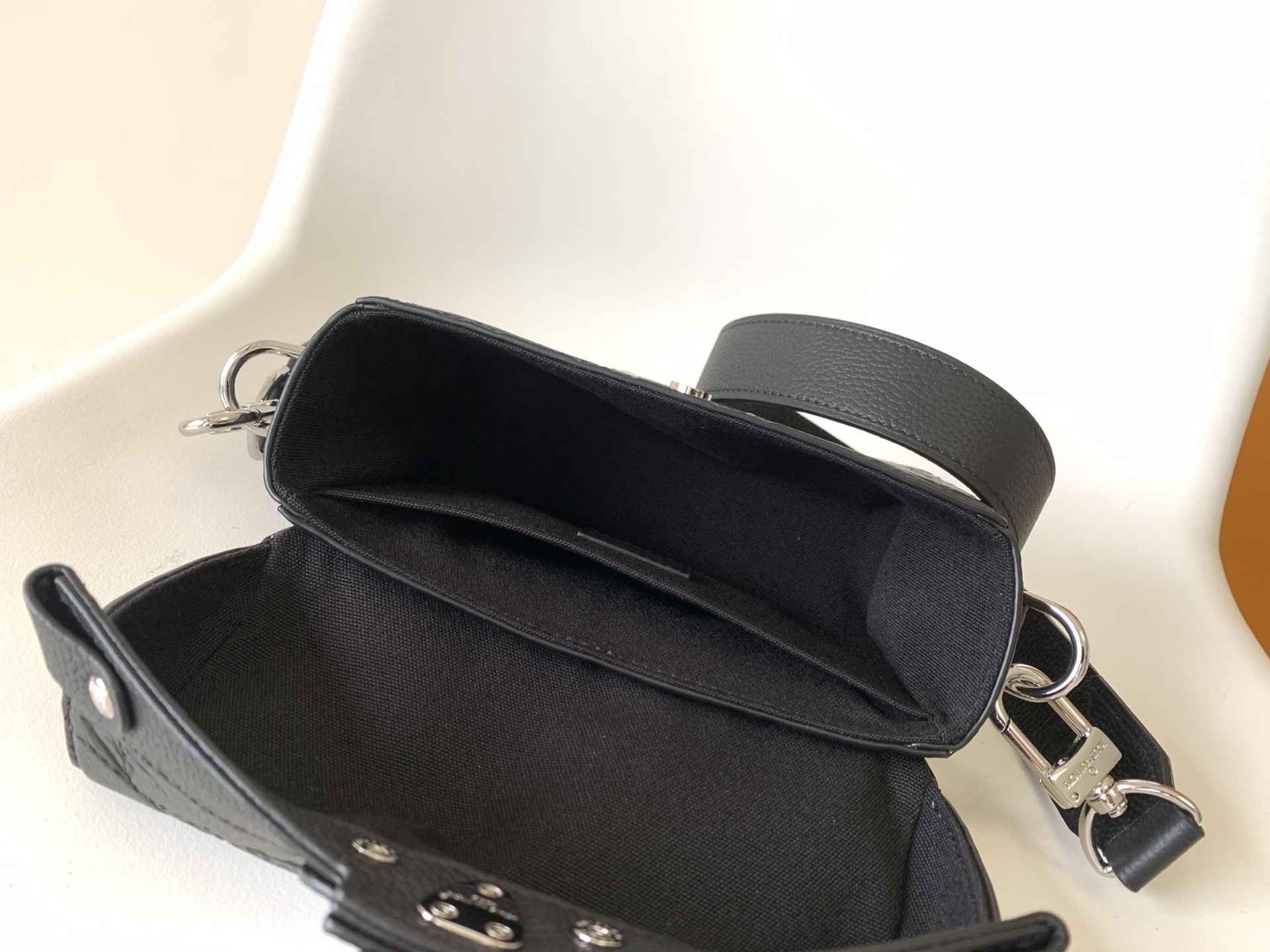 L X V Soul Trunk M13871 Size:19x15x7cm detail 8