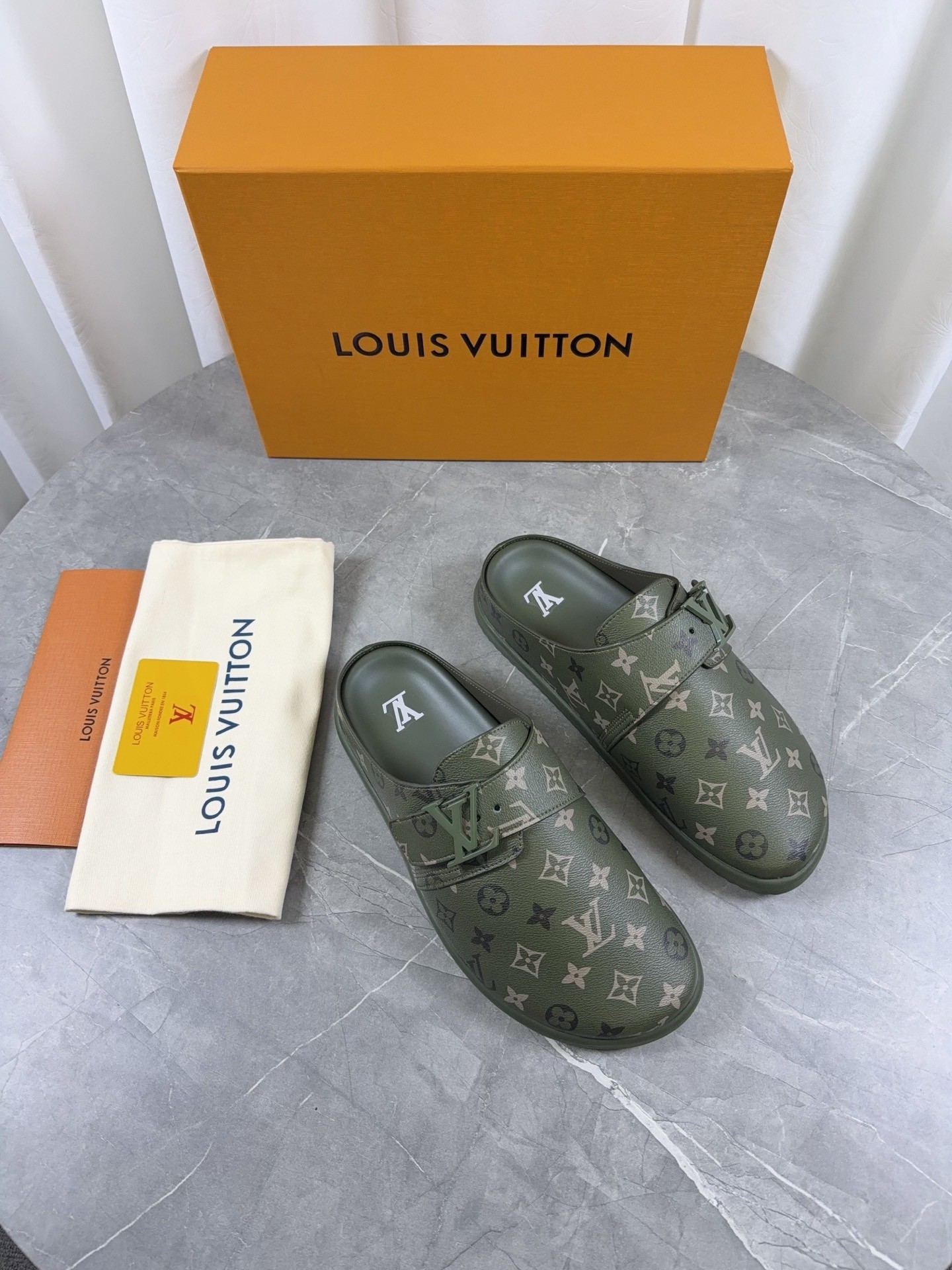 L X V Slippers