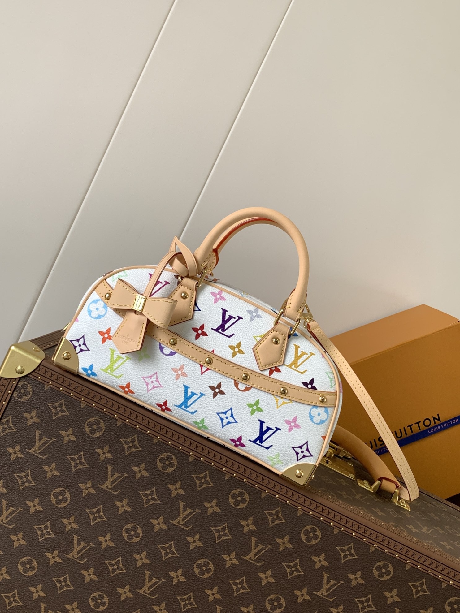 L X V Handbag East West  M13084 Size：14x10x27cm
