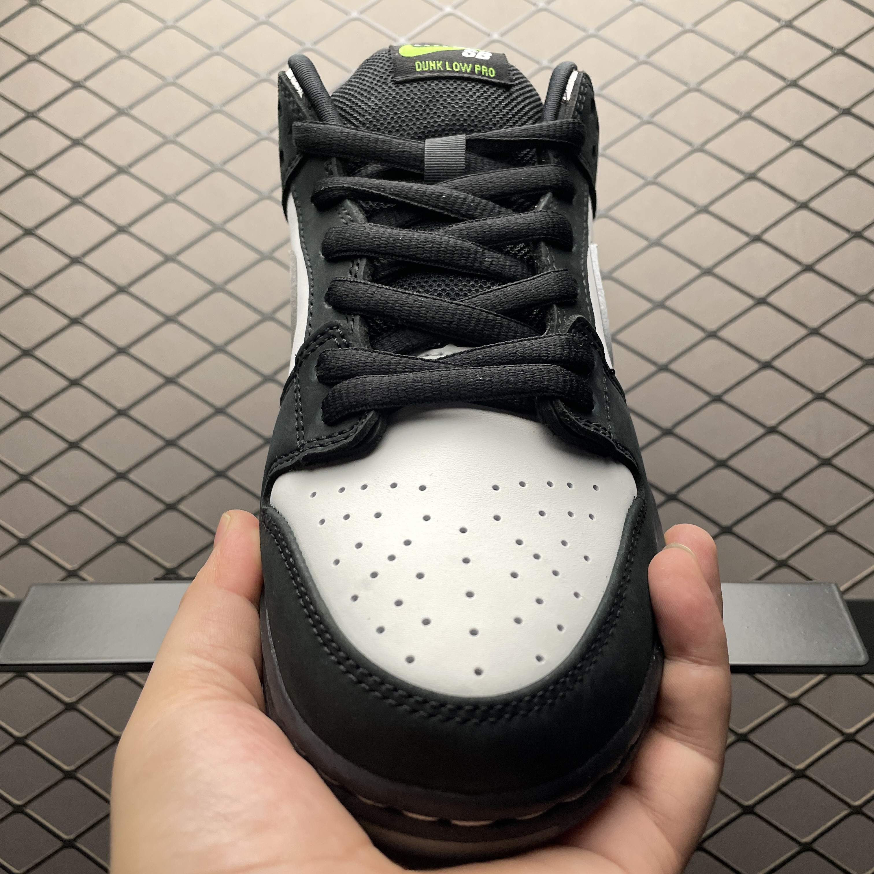 NK SB Dunk Low Staple Panda Pigeon BV1310-013 detail 2