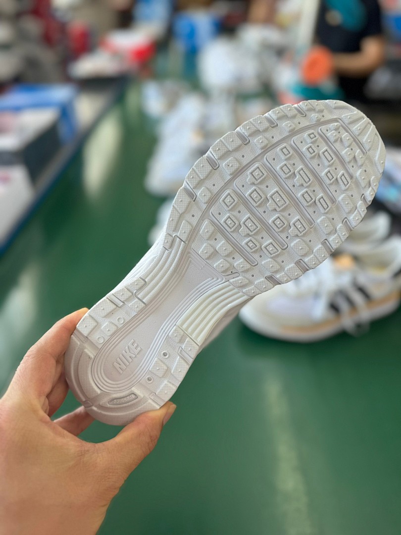 NIKE P-6000 全白 原装订单 外围平台专供 复古科技个性老爹鞋P-6000 灵感来源于 Pegasus 25 和 Pegasus 2006