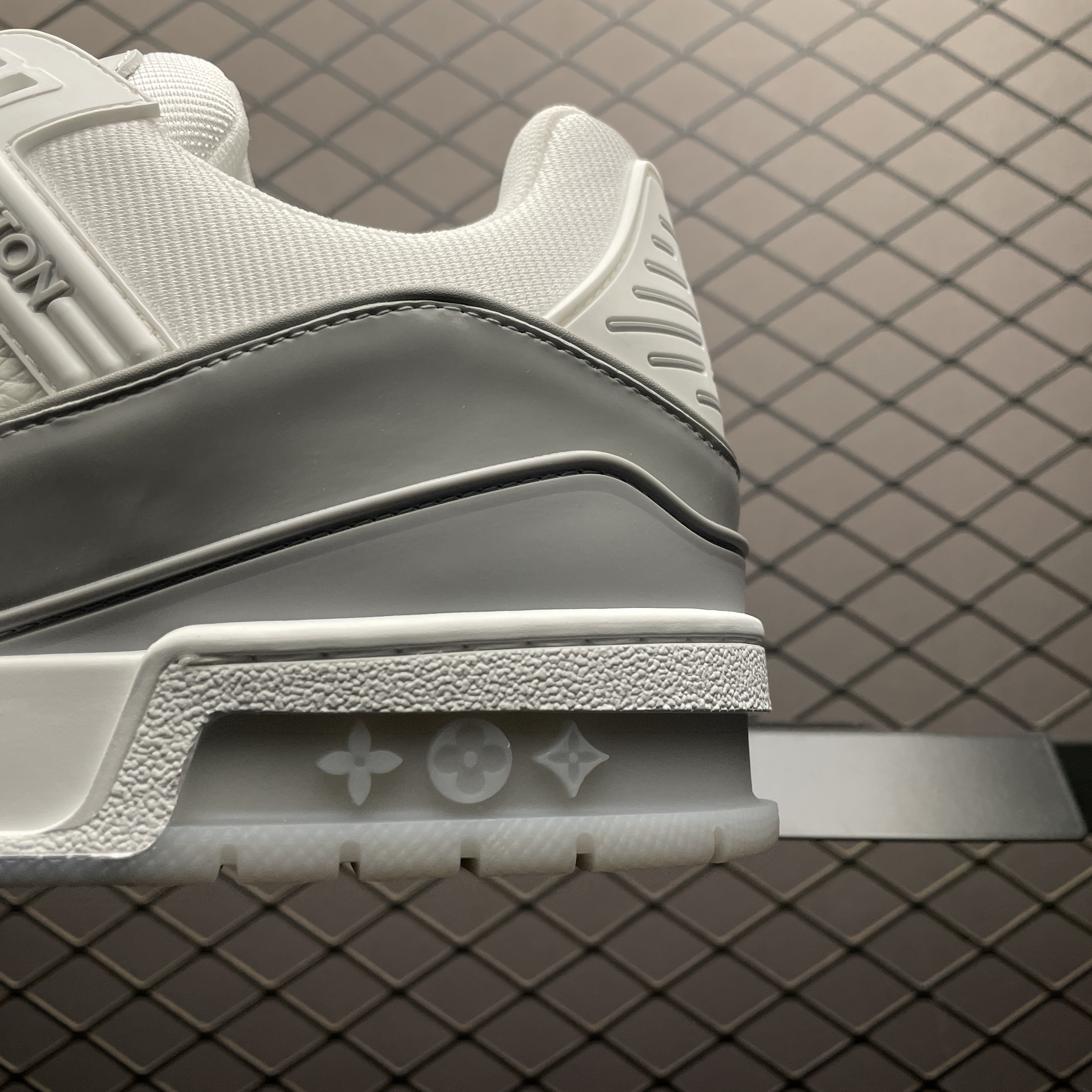 L X V TRAINER Sneakers detail 4