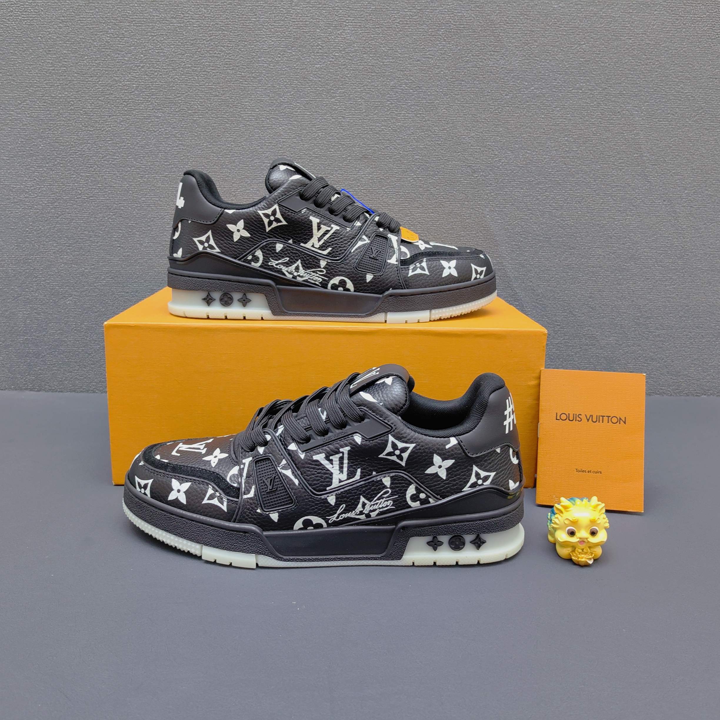 L X V TRAINER (Glow-in-the-dark effect)Sneaker 26SS detail 8