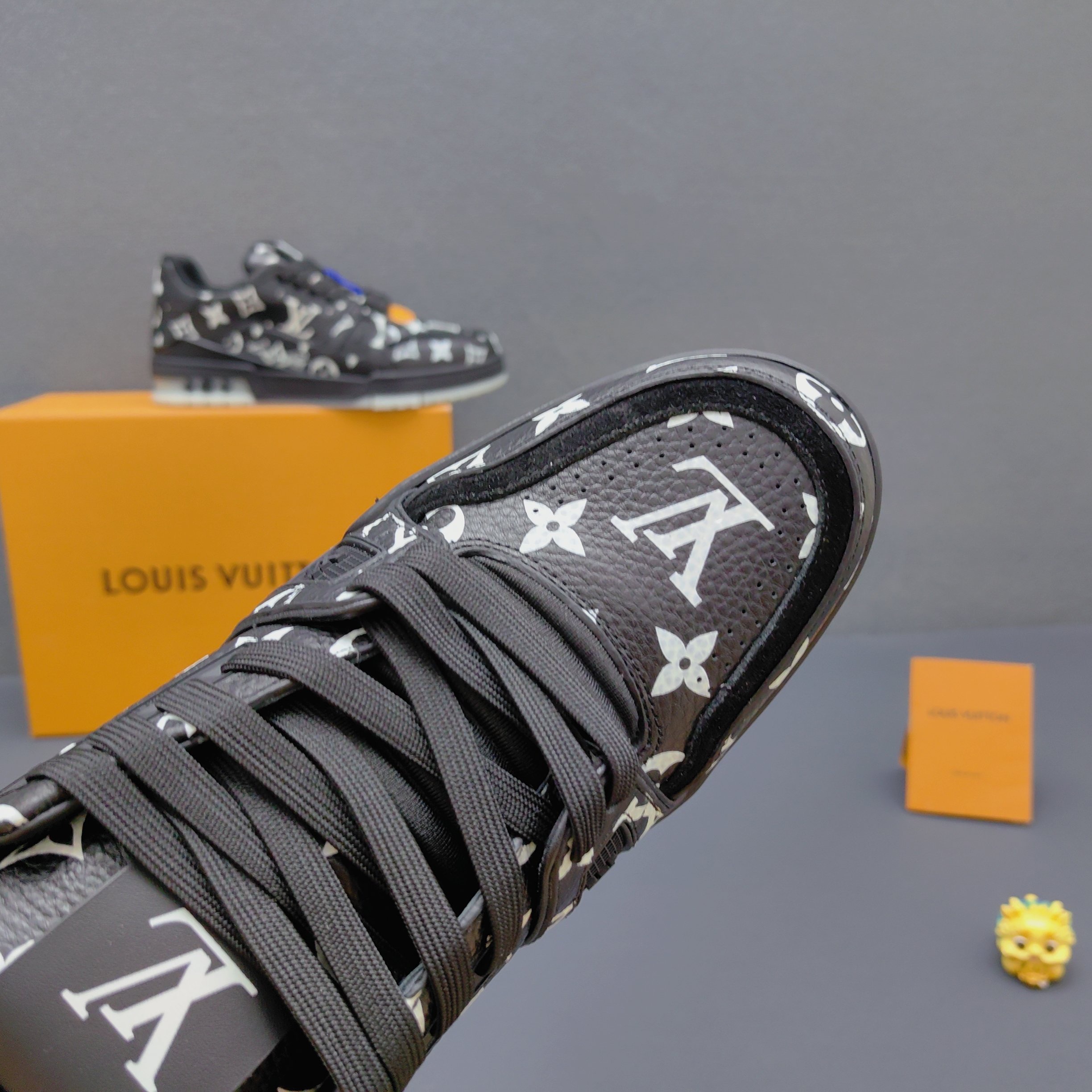 L X V TRAINER (Glow-in-the-dark effect)Sneaker 26SS detail 7