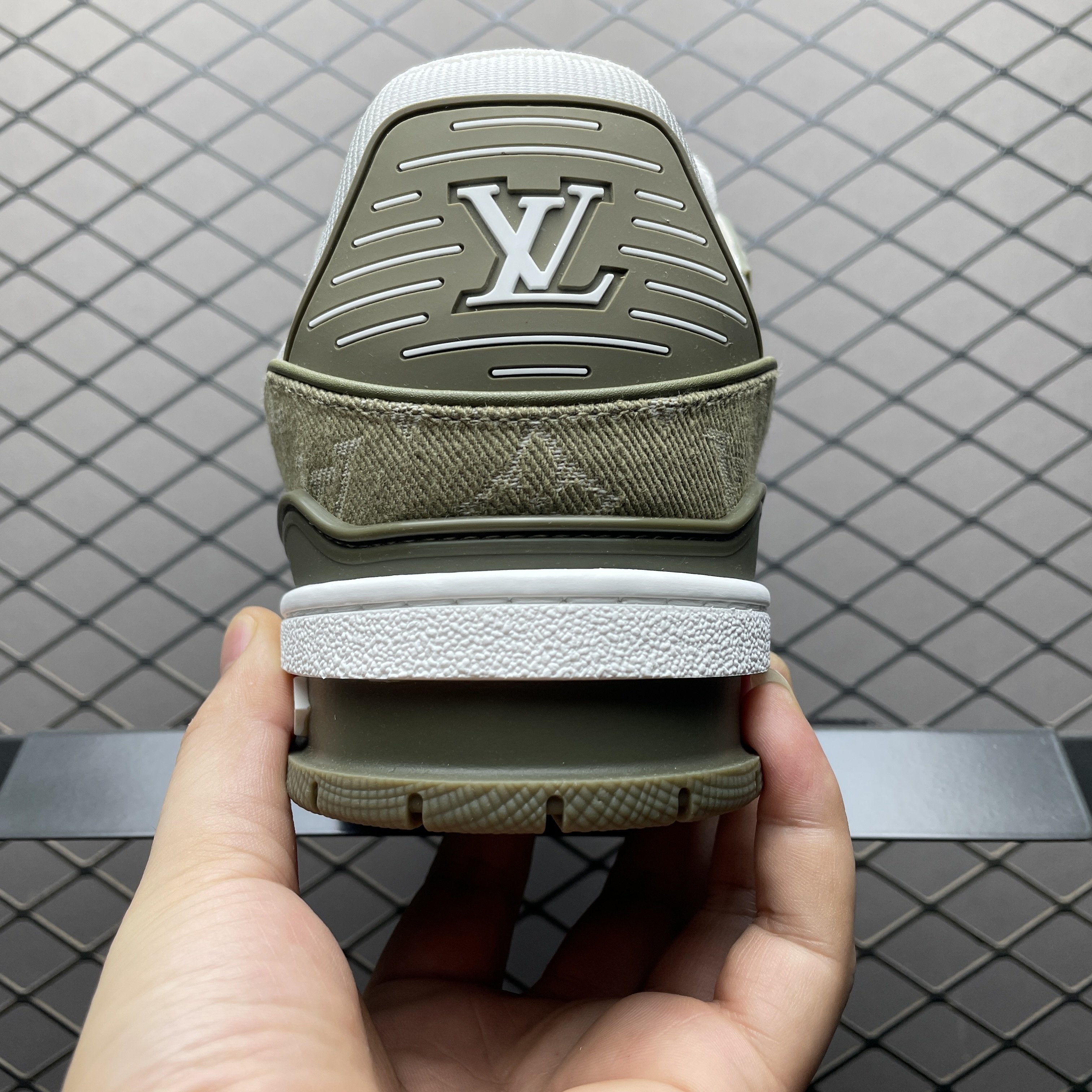 L X V TRAINER Sneakers detail 2