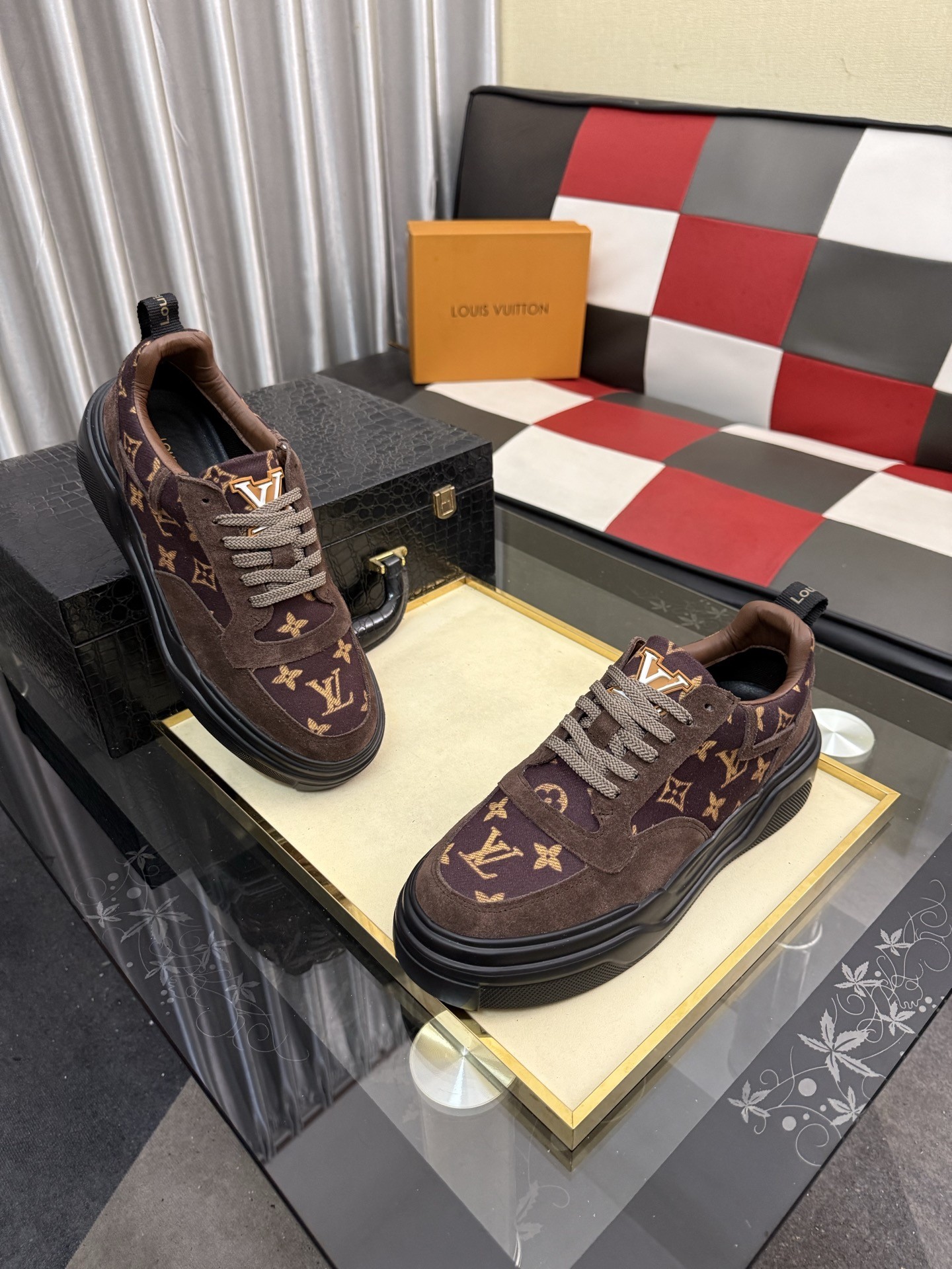 L X V Sneakers detail 3