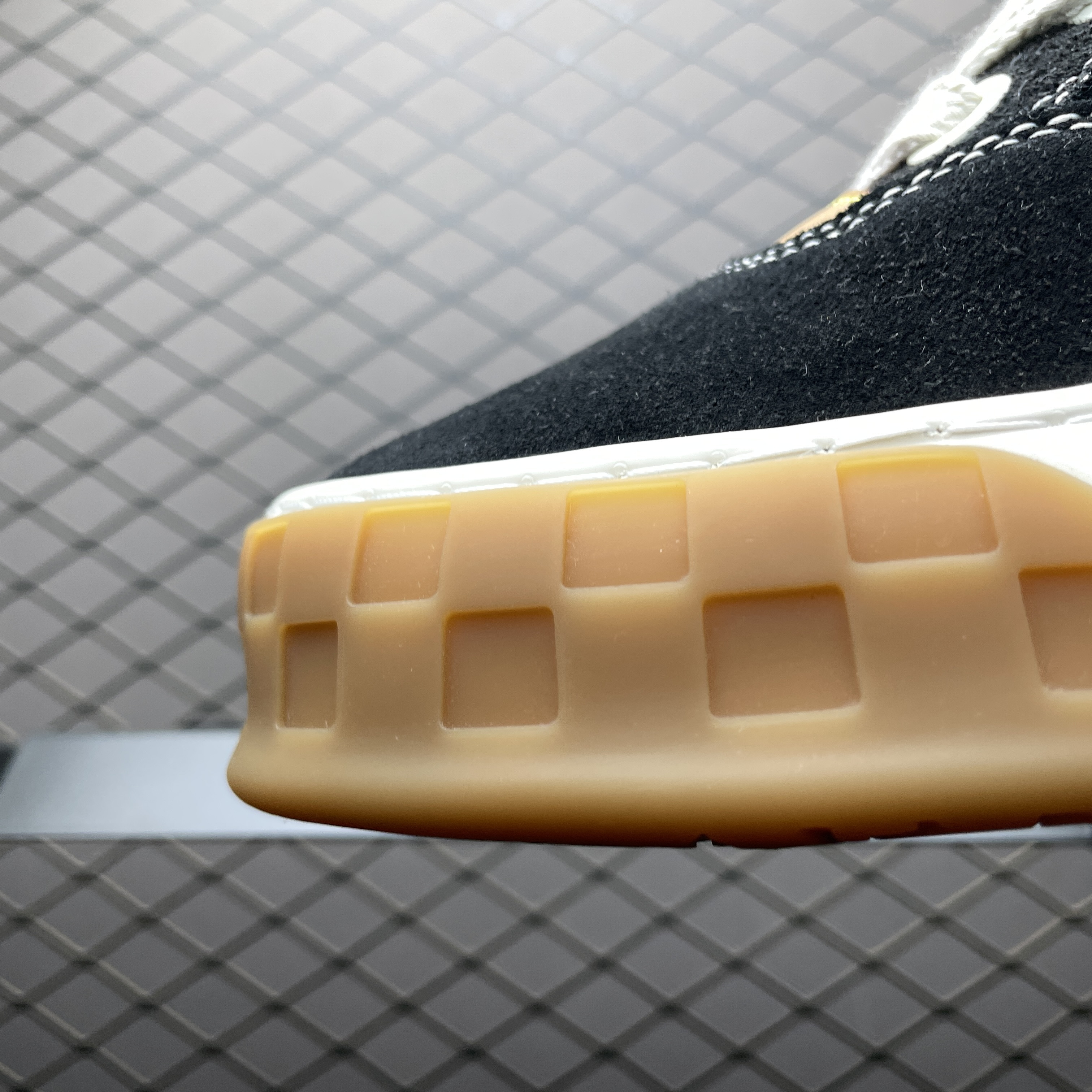 L X V Casual shoes detail 6