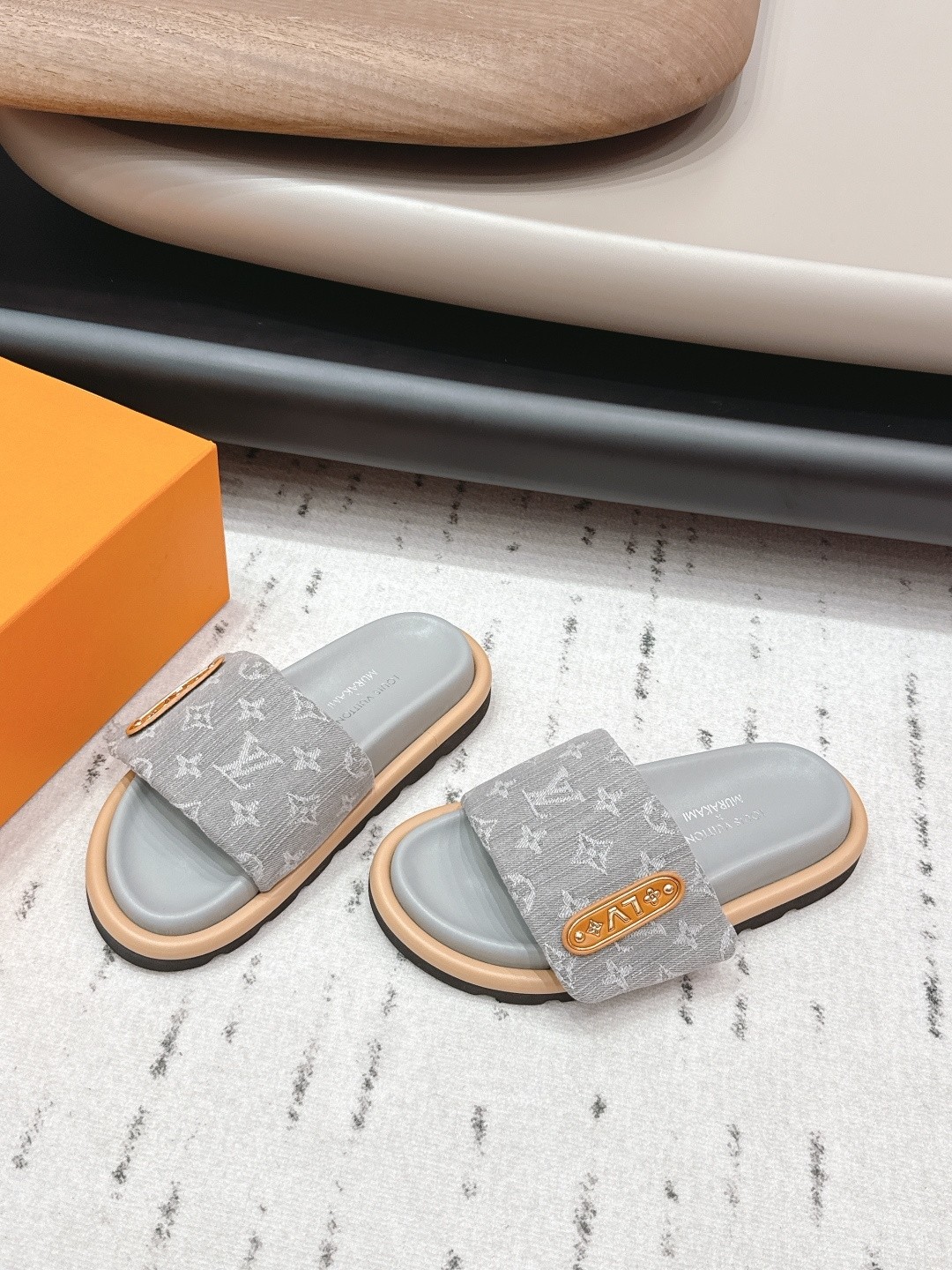 L X V SLIPPERS(Multiple colors) detail 3