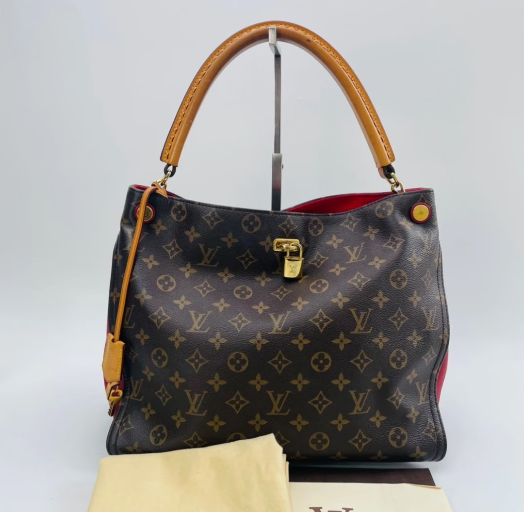 L X V GAIA Shoulder bag Size：33x29cm