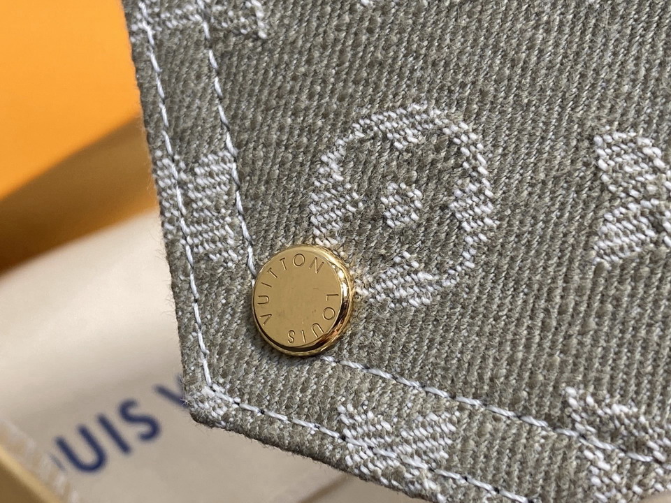 L X V Wallets(Multiple sizes) detail 15
