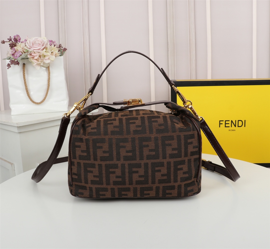 Fendi004JQE061