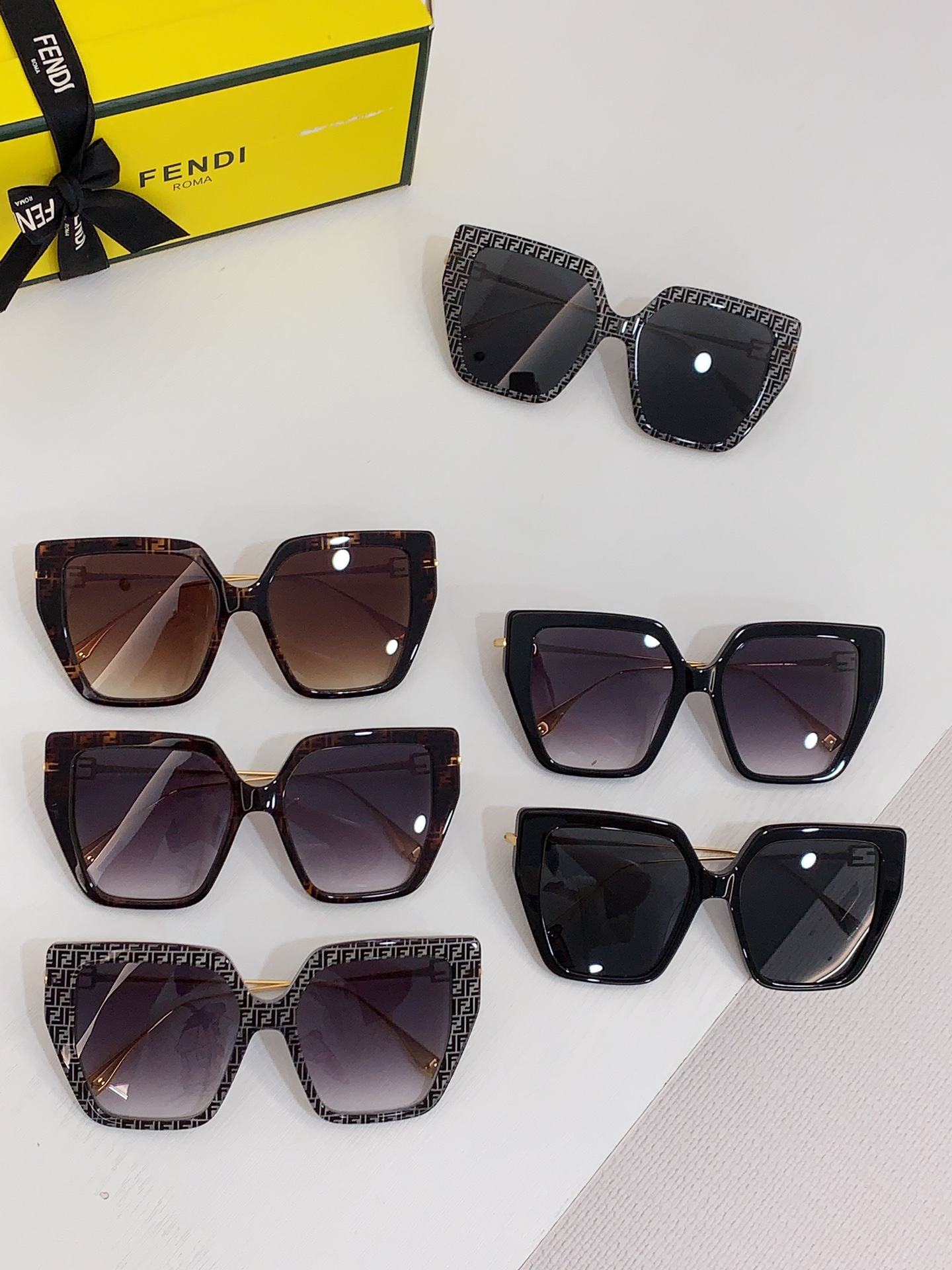 Fendi Sunglasses FE40012U SM061