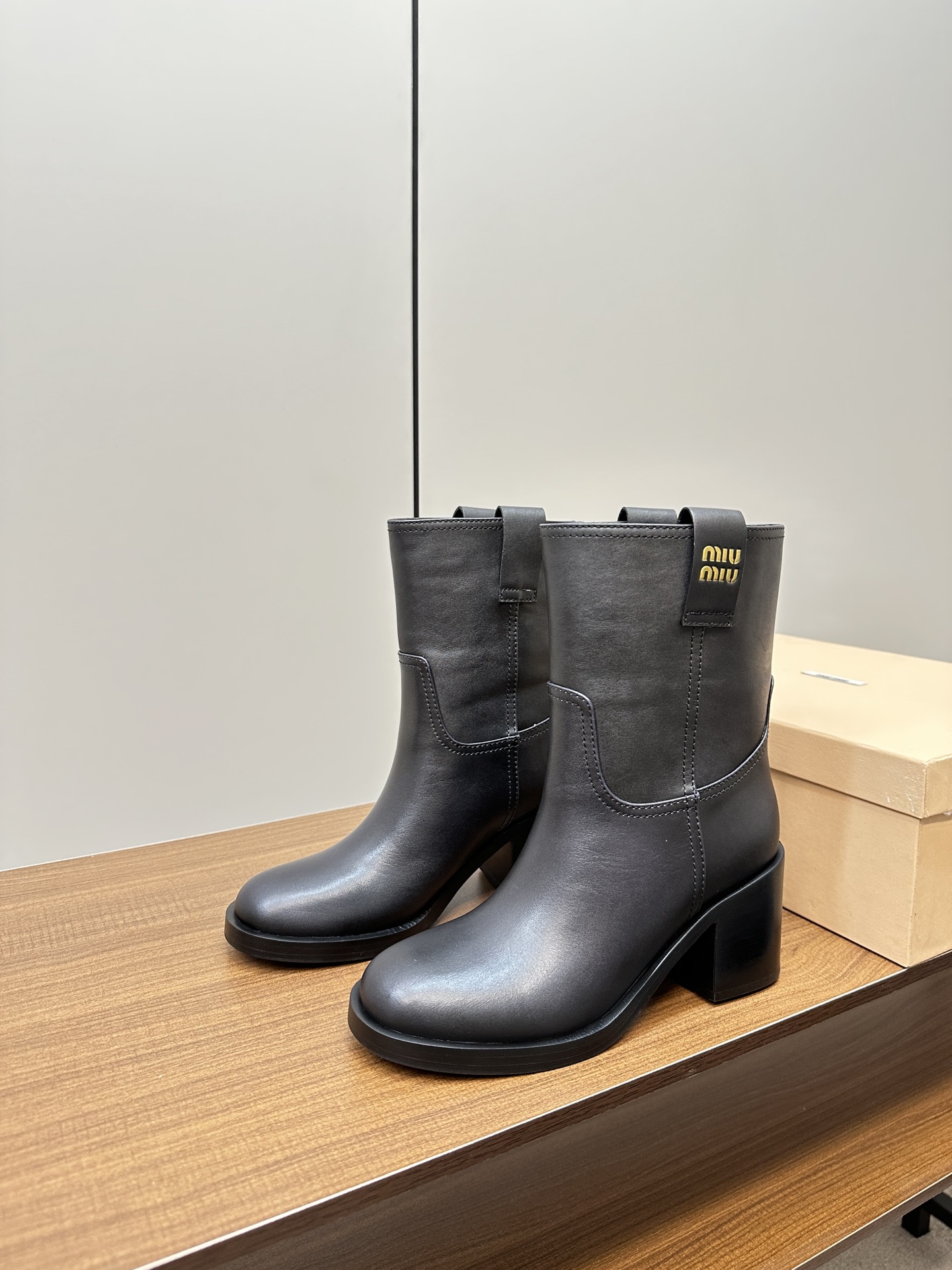 Miu Miu 001 boots XM004