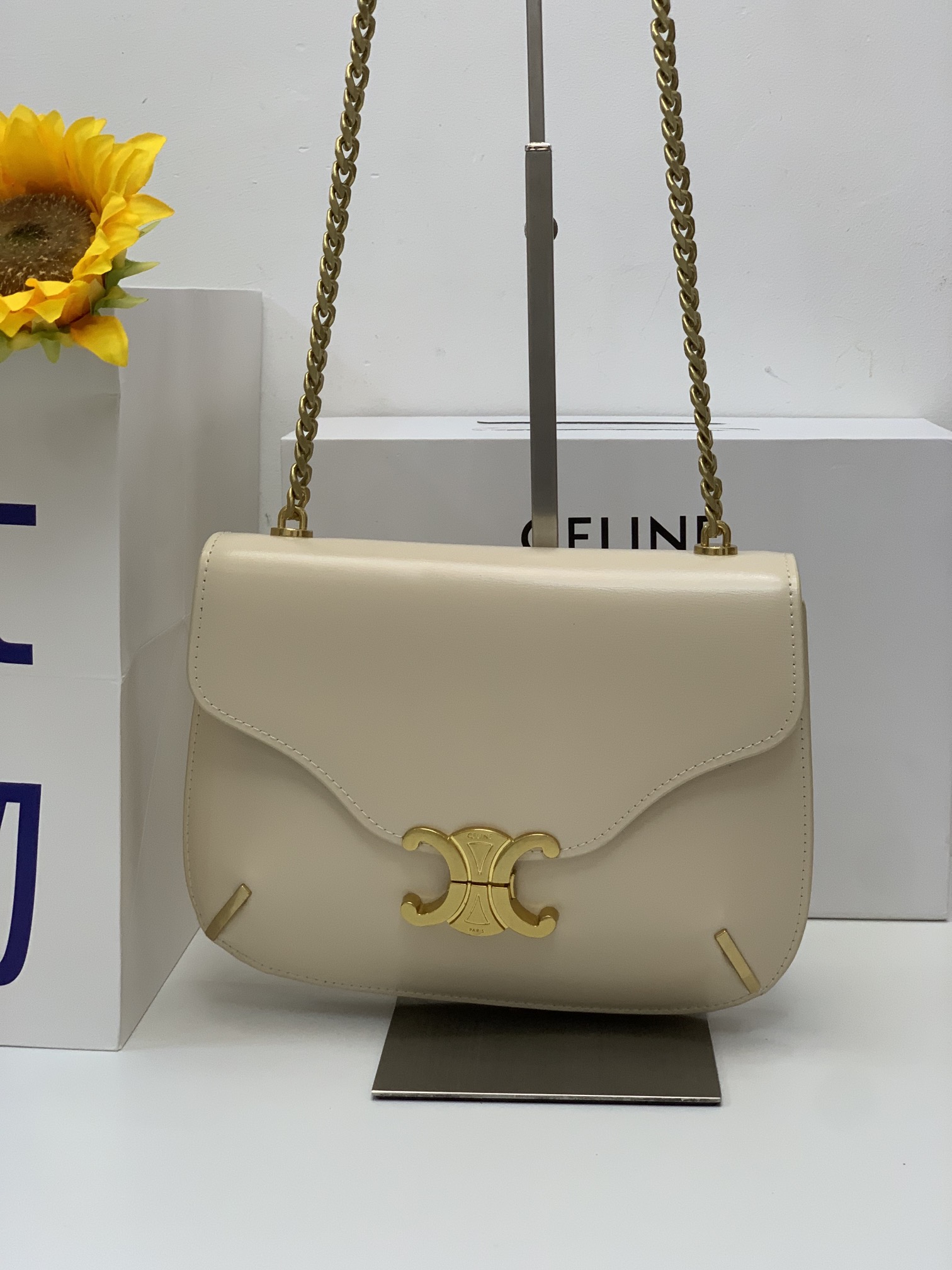 Celine009XX081