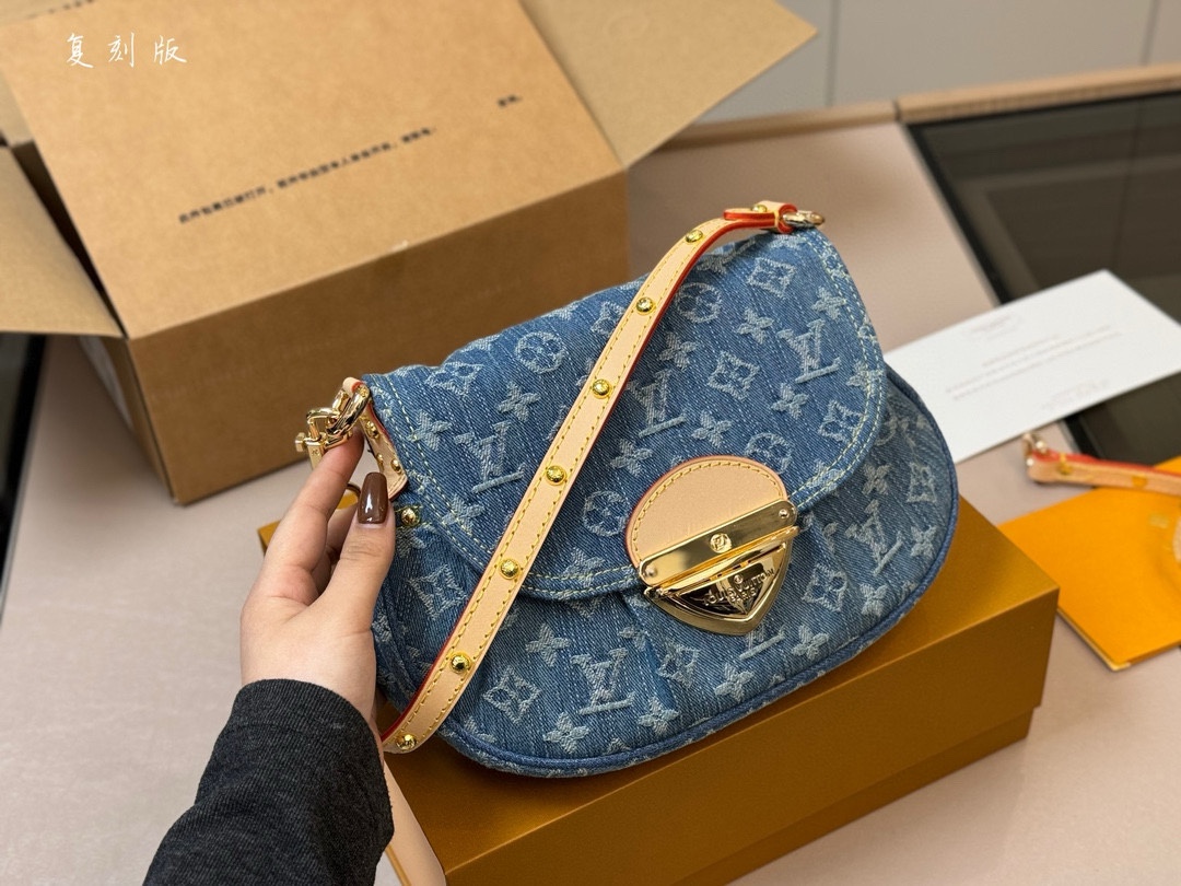 LV Shoulder Bag 001 DB522 26cm
