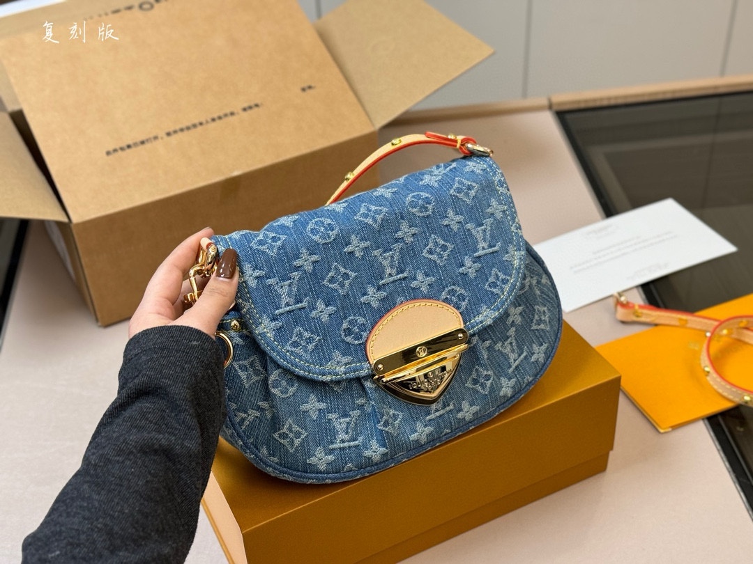 LV Shoulder Bag 001 DB522 26cm
