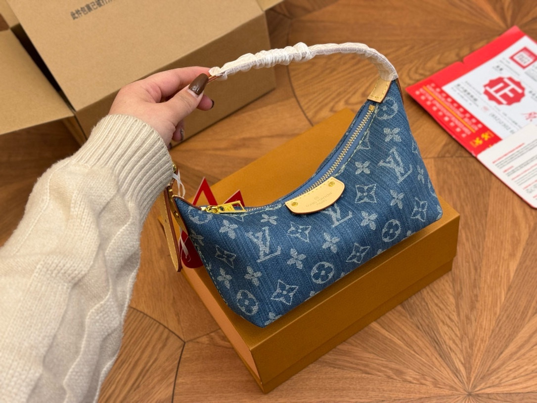 LV Shoulder Bag 003 DB041 20cm