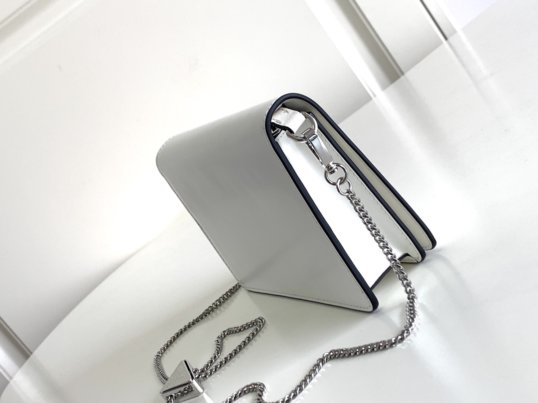 Prada1BD307 22PJ551