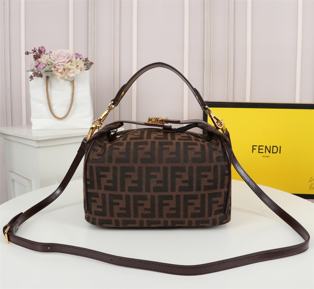 Fendi004JQE061