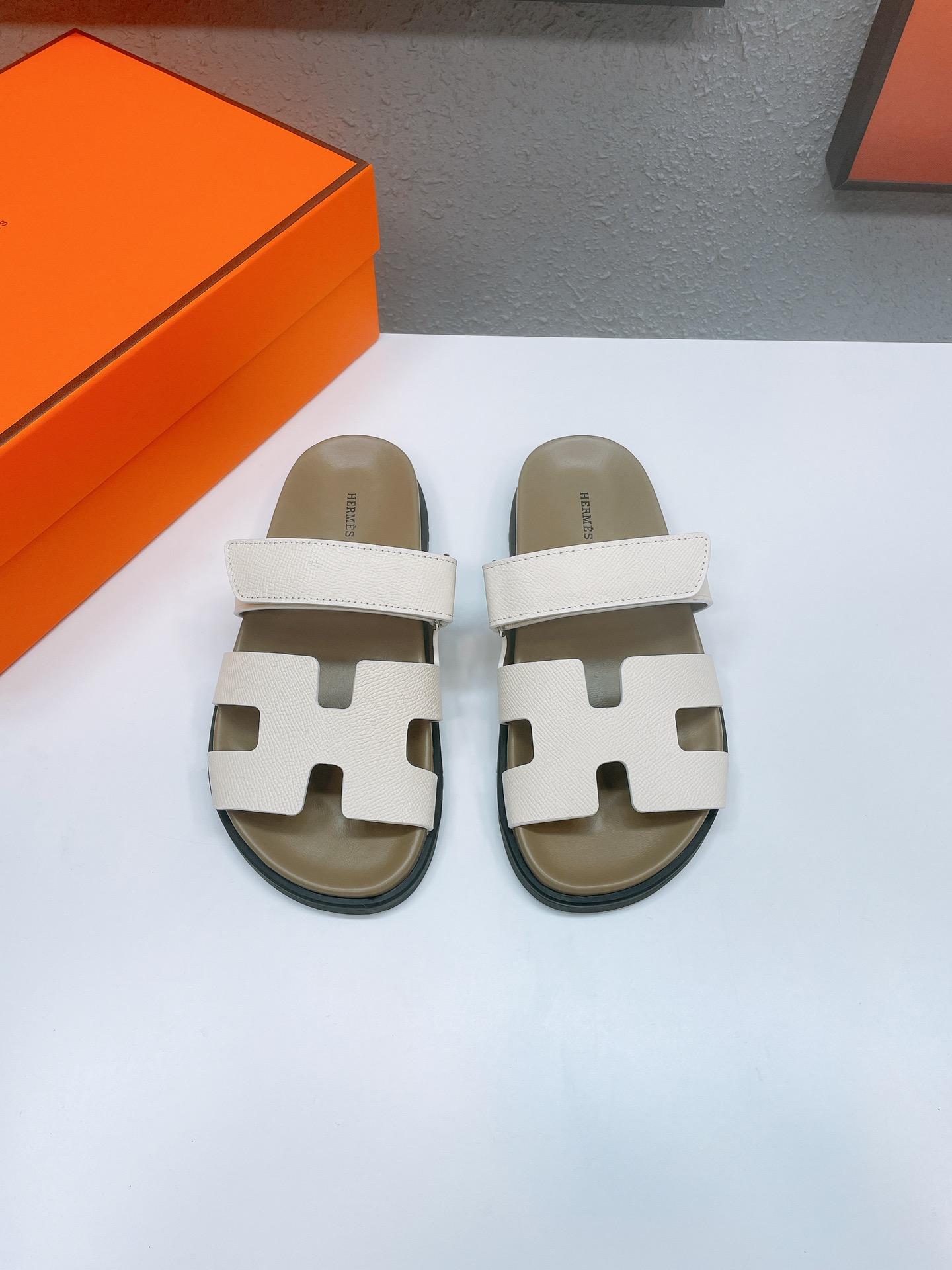 HERMÈS CHYPRE SANDALS 010 XM 052
